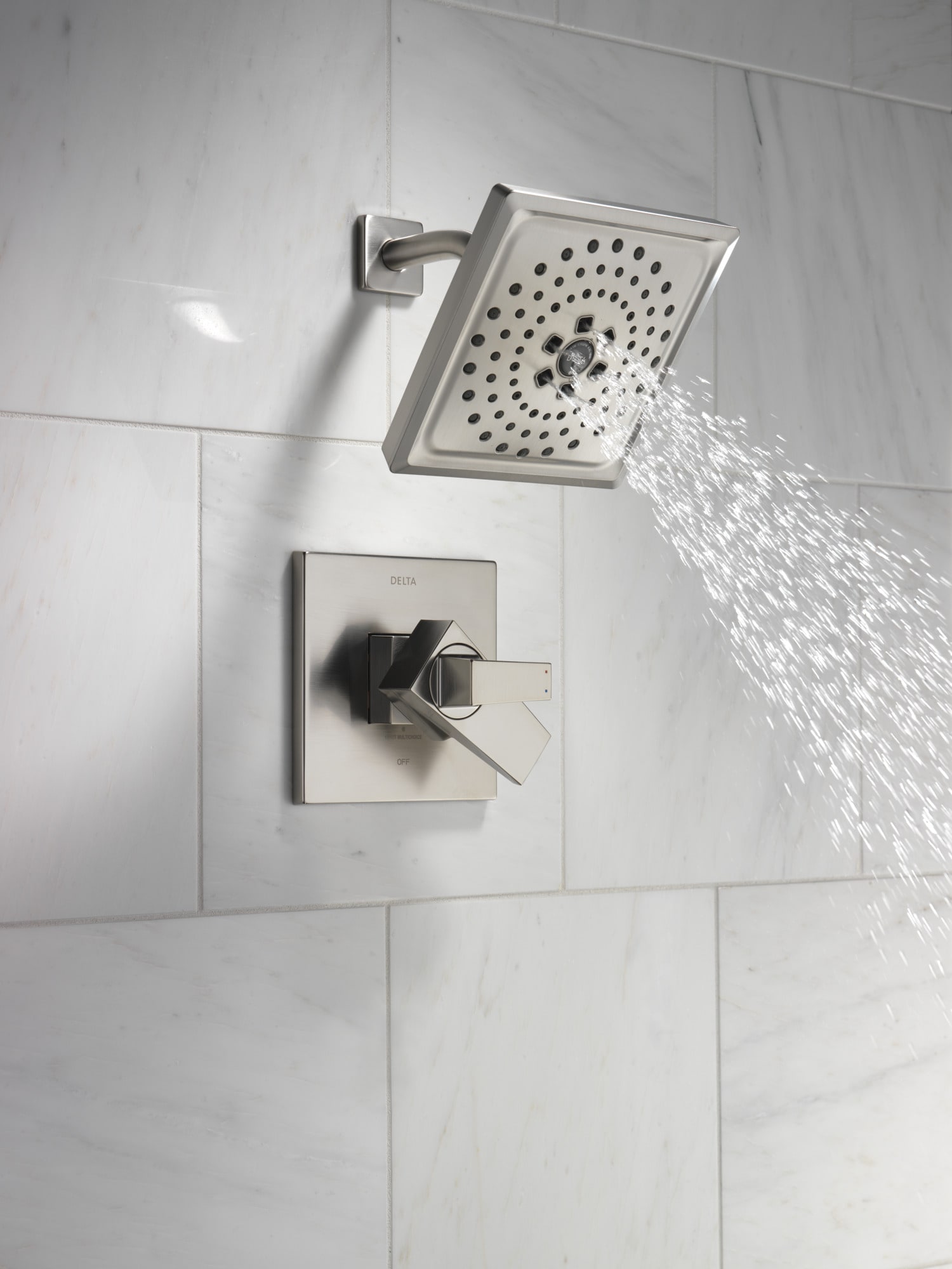Grifo de Bañera y Ducha Cuadrado de 7.625 Pulgadas con Doble Mango de Acero Inoxidable y Funciones Múltiples Lumicoat de Delta Trillian
