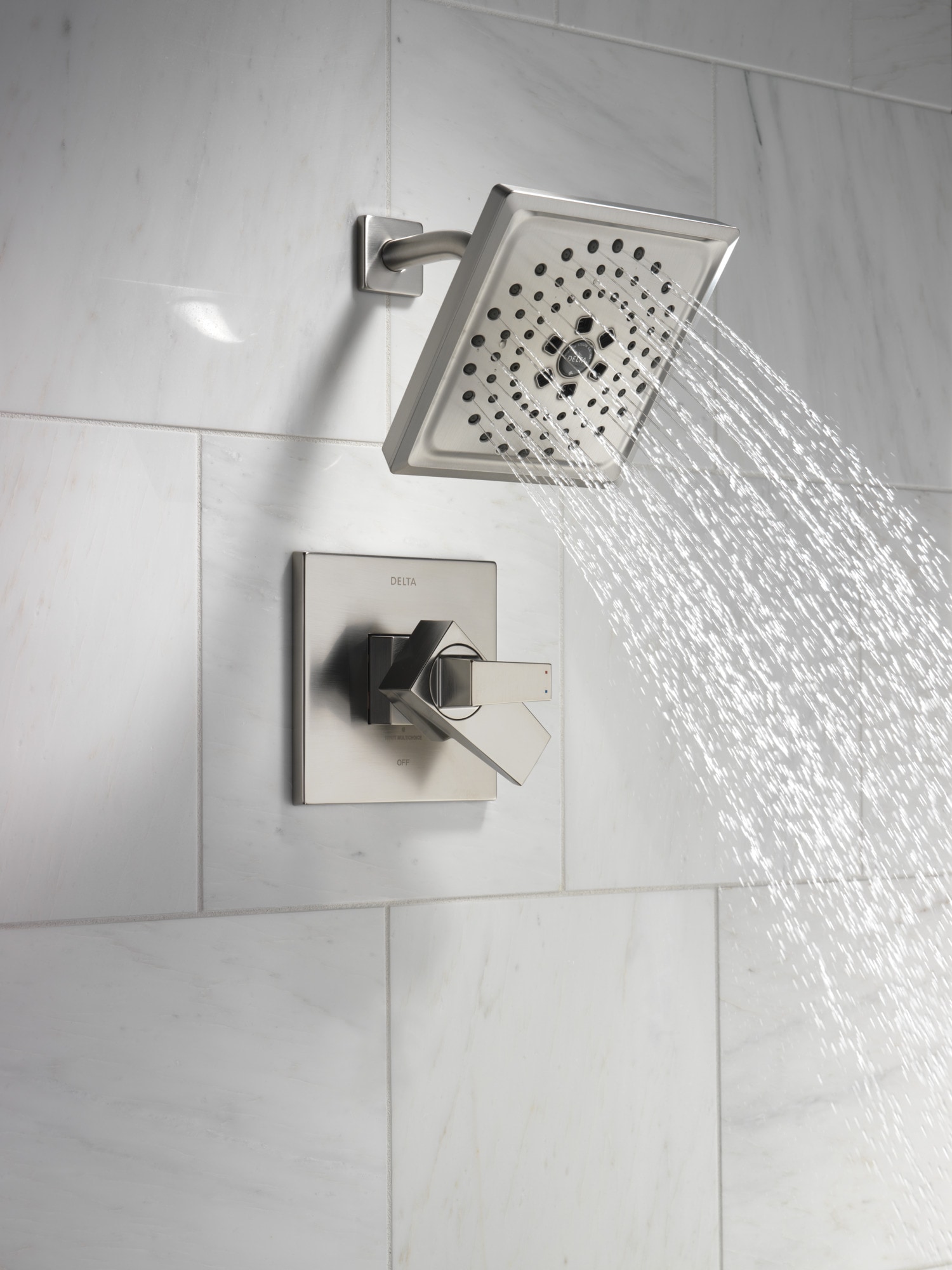 Grifo de Bañera y Ducha Cuadrado de 7.625 Pulgadas con Doble Mango de Acero Inoxidable y Funciones Múltiples Lumicoat de Delta Trillian