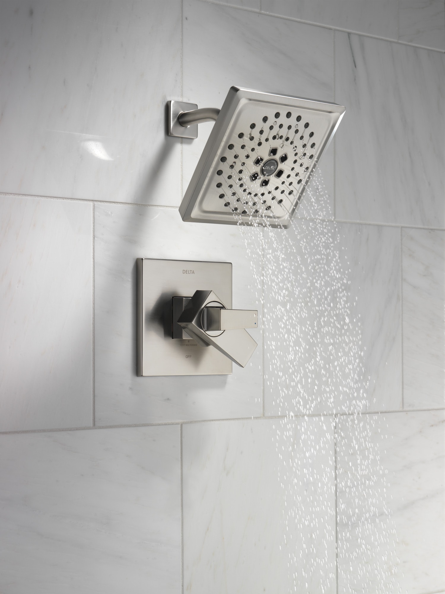 Grifo de Bañera y Ducha Cuadrado de 7.625 Pulgadas con Doble Mango de Acero Inoxidable y Funciones Múltiples Lumicoat de Delta Trillian