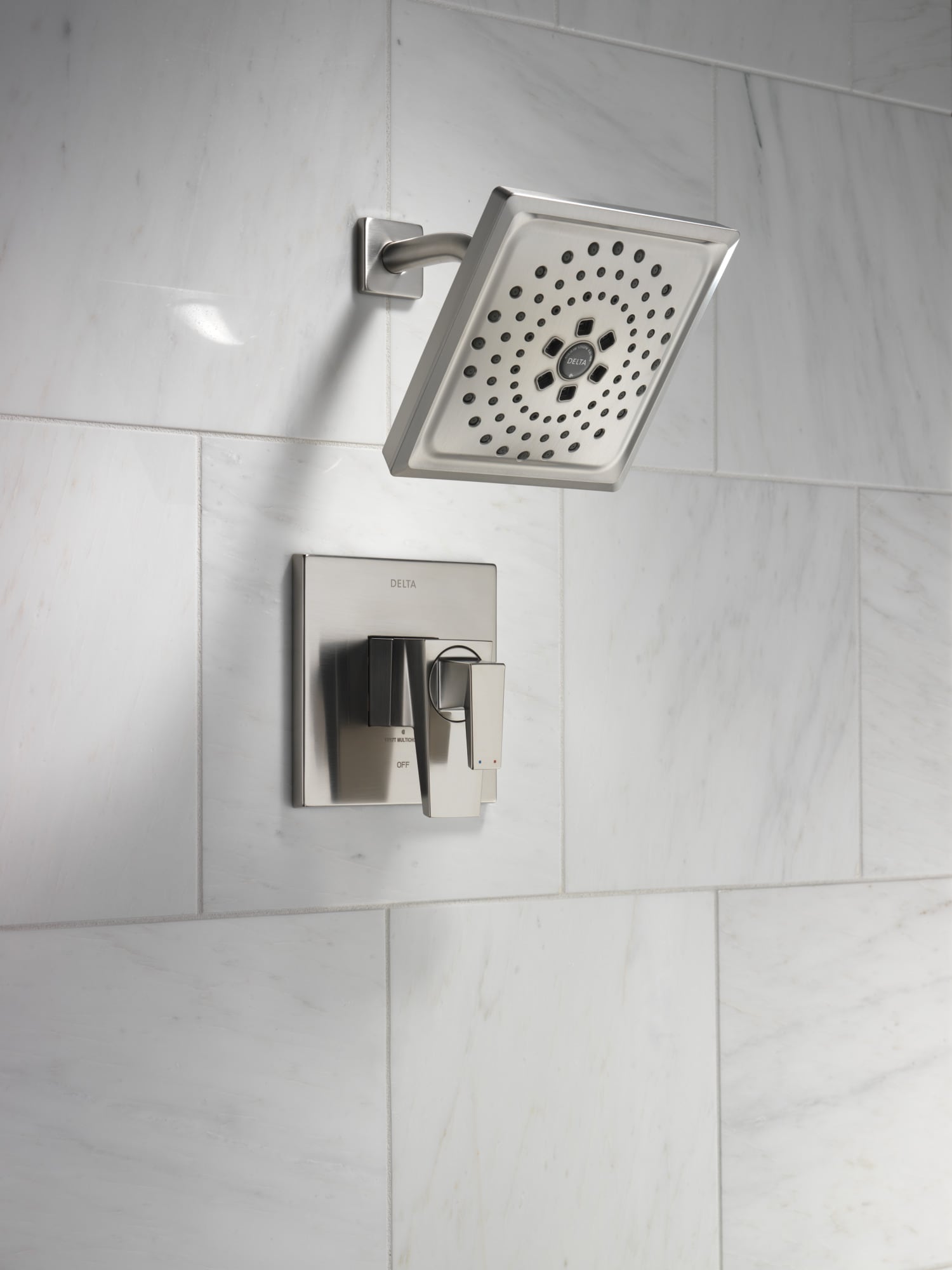 Grifo de Bañera y Ducha Cuadrado de 7.625 Pulgadas con Doble Mango de Acero Inoxidable y Funciones Múltiples Lumicoat de Delta Trillian