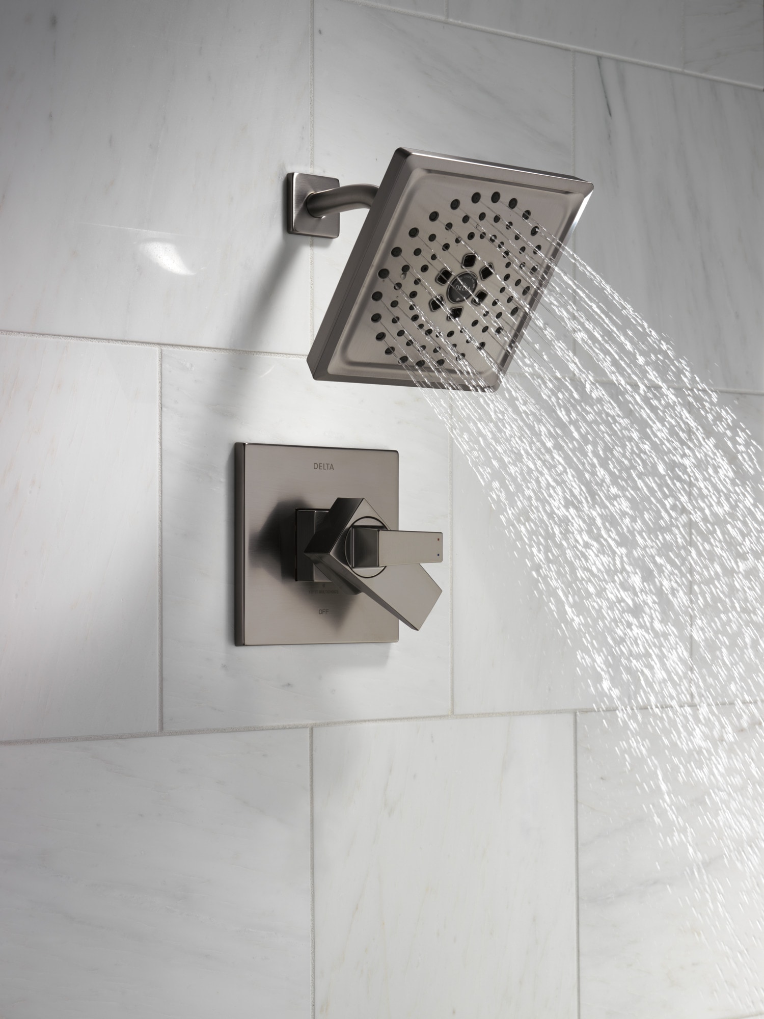 Grifo de bañera y ducha cuadrado de 7.625 pulgadas con dos manijas, acabado en acero negro Lumicoat Trillian de Delta