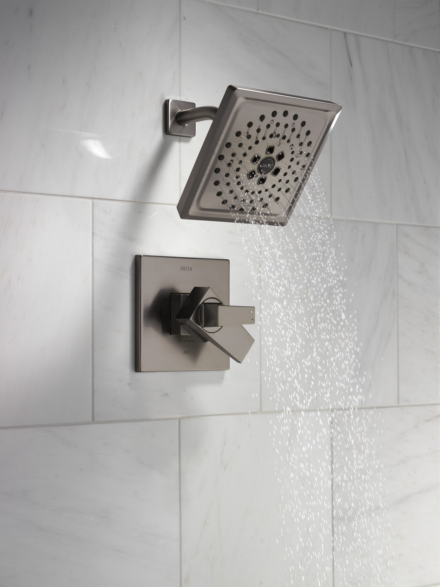 Grifo de bañera y ducha cuadrado de 7.625 pulgadas con dos manijas, acabado en acero negro Lumicoat Trillian de Delta