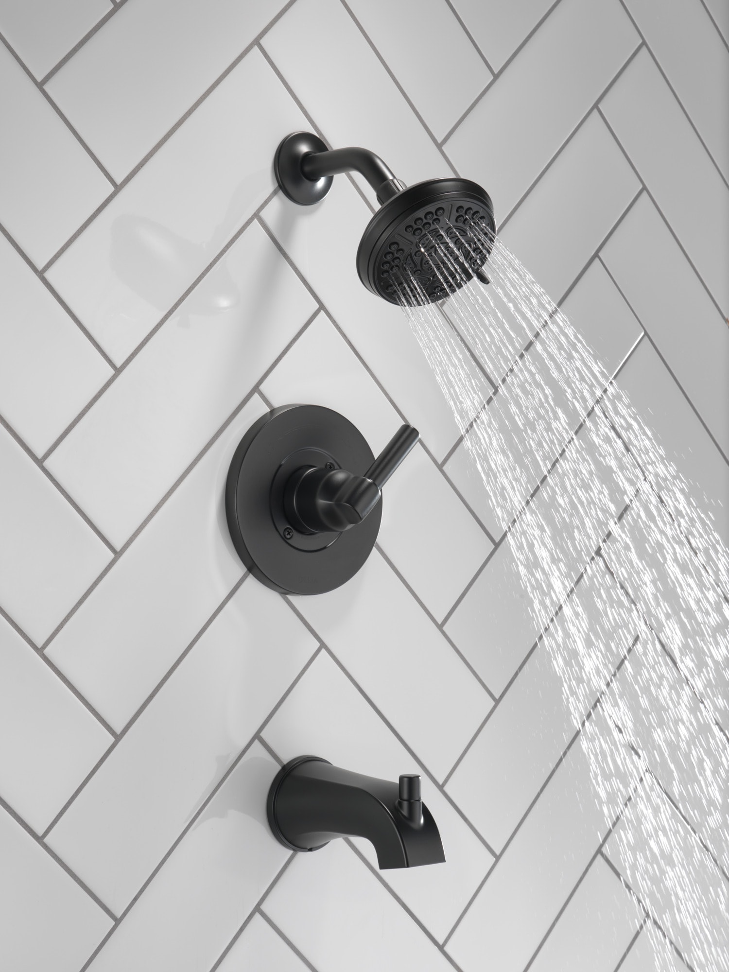 Llave mezcladora para bañera y regadera redonda de 1 manija en negro mate Delta Becker con función multiusos de 4.813 pulgadas y válvula 144891-BL.