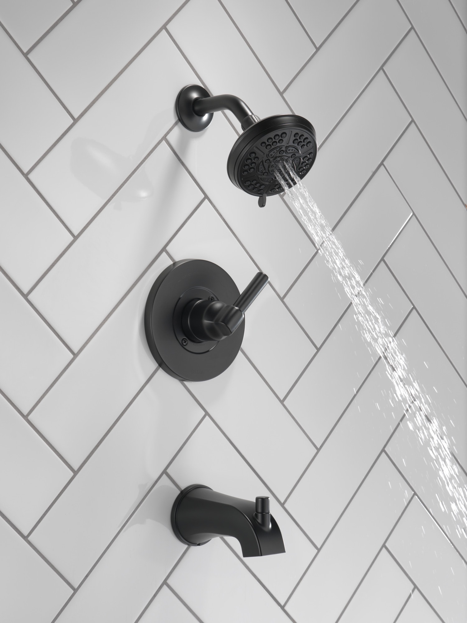 Llave mezcladora para bañera y regadera redonda de 1 manija en negro mate Delta Becker con función multiusos de 4.813 pulgadas y válvula 144891-BL.