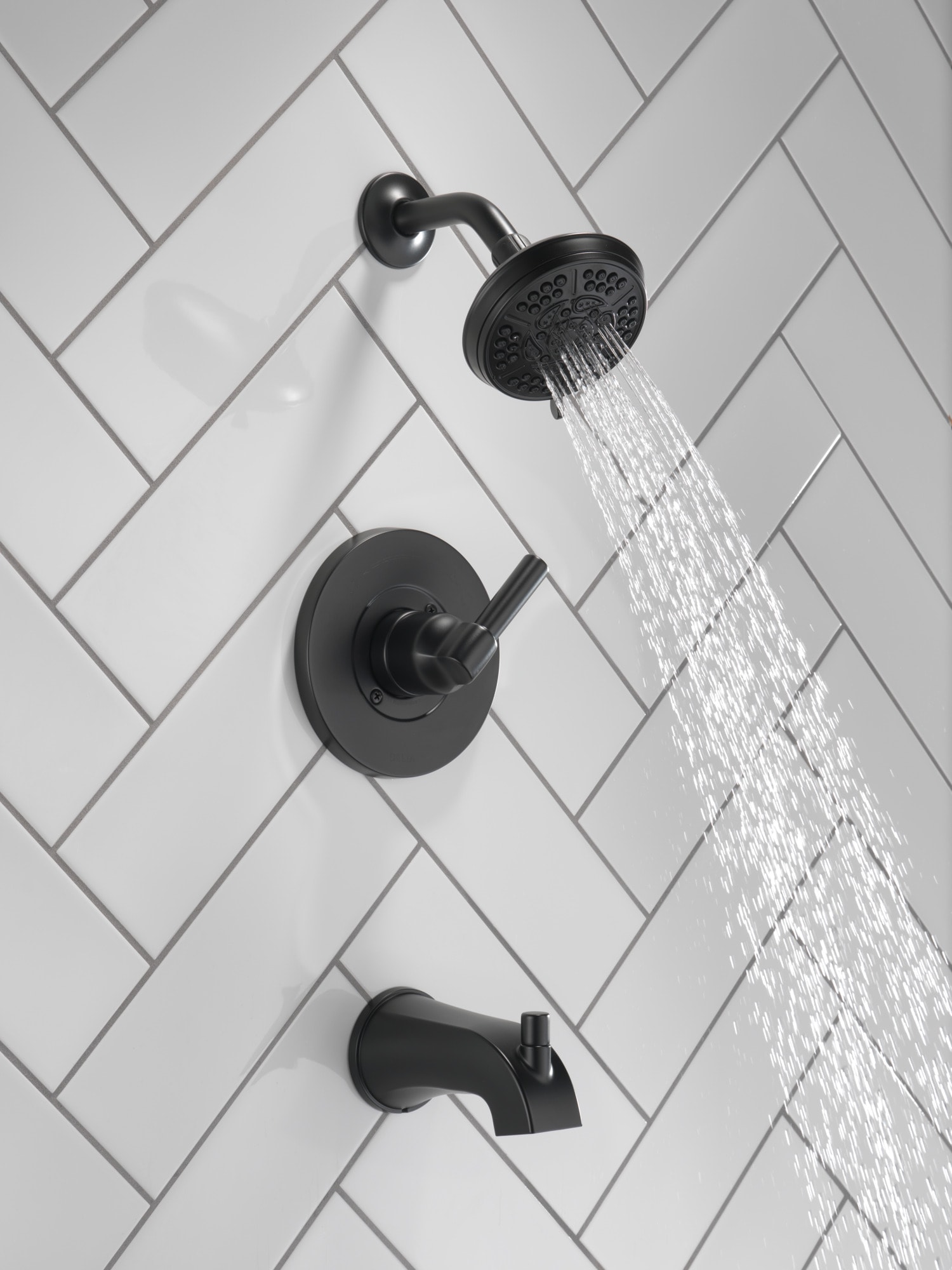 Llave mezcladora para bañera y regadera redonda de 1 manija en negro mate Delta Becker con función multiusos de 4.813 pulgadas y válvula 144891-BL.