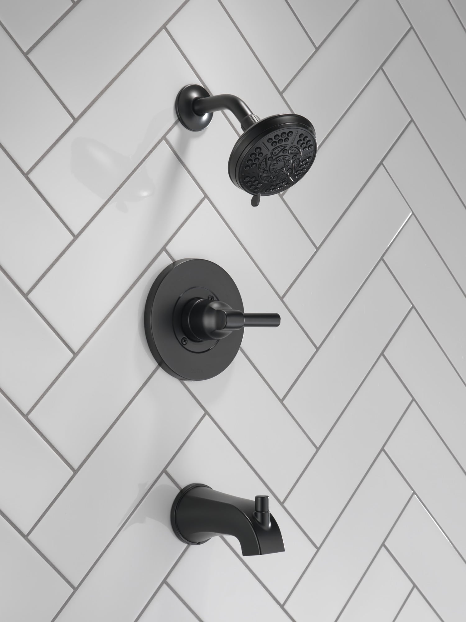 Llave mezcladora para bañera y regadera redonda de 1 manija en negro mate Delta Becker con función multiusos de 4.813 pulgadas y válvula 144891-BL.