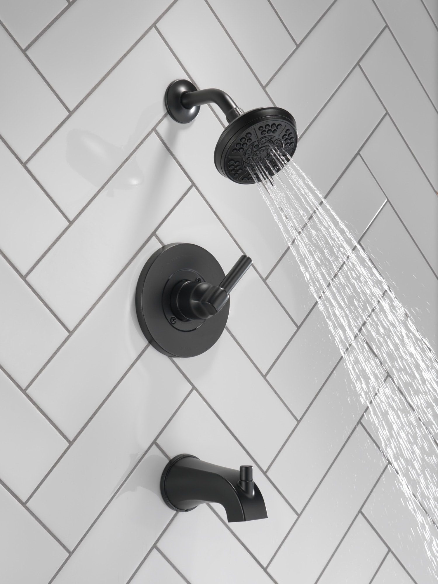 Llave mezcladora para bañera y regadera redonda de 1 manija en negro mate Delta Becker con función multiusos de 4.813 pulgadas y válvula 144891-BL.