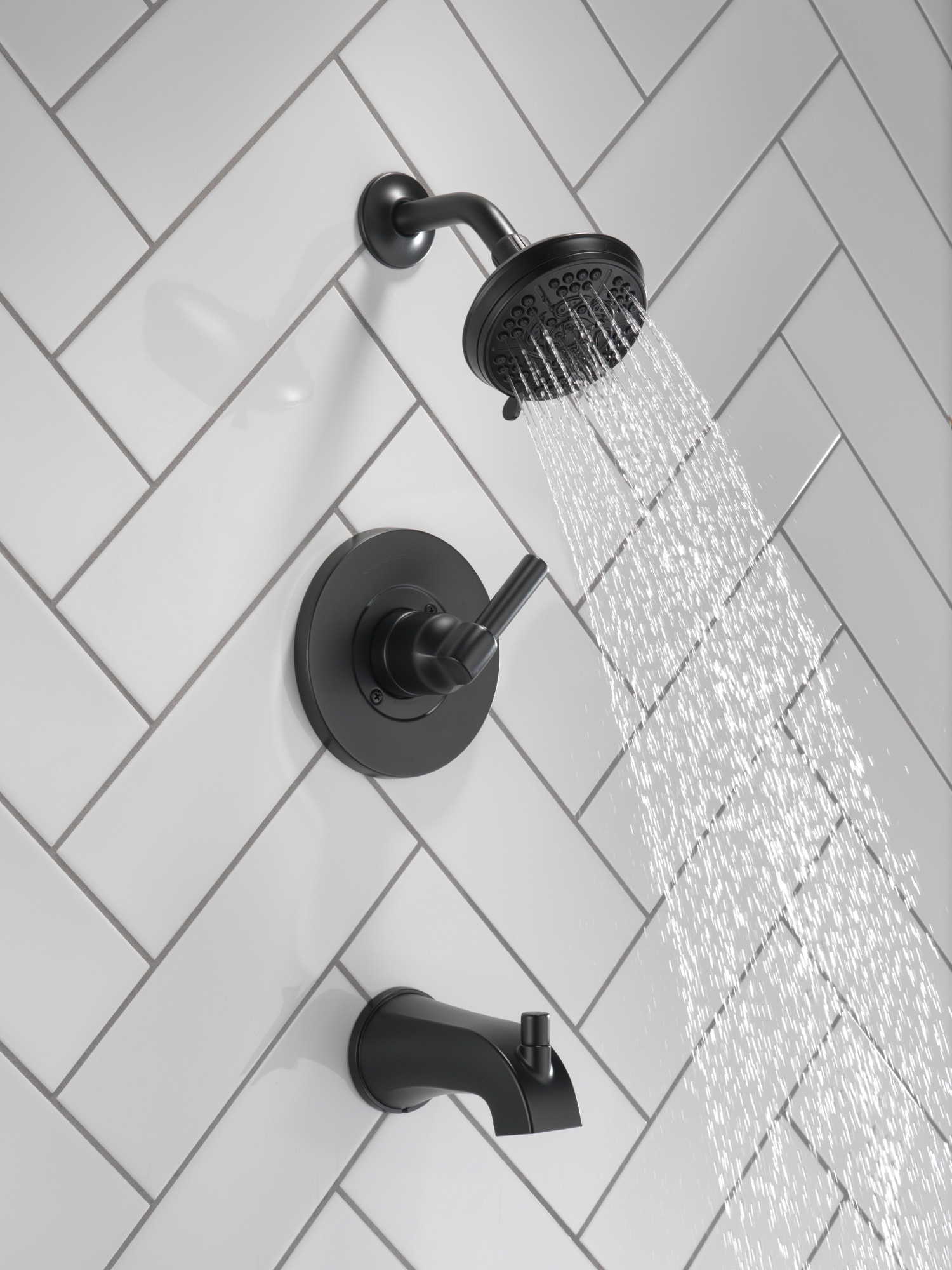 Llave mezcladora para bañera y regadera redonda de 1 manija en negro mate Delta Becker con función multiusos de 4.813 pulgadas y válvula 144891-BL.