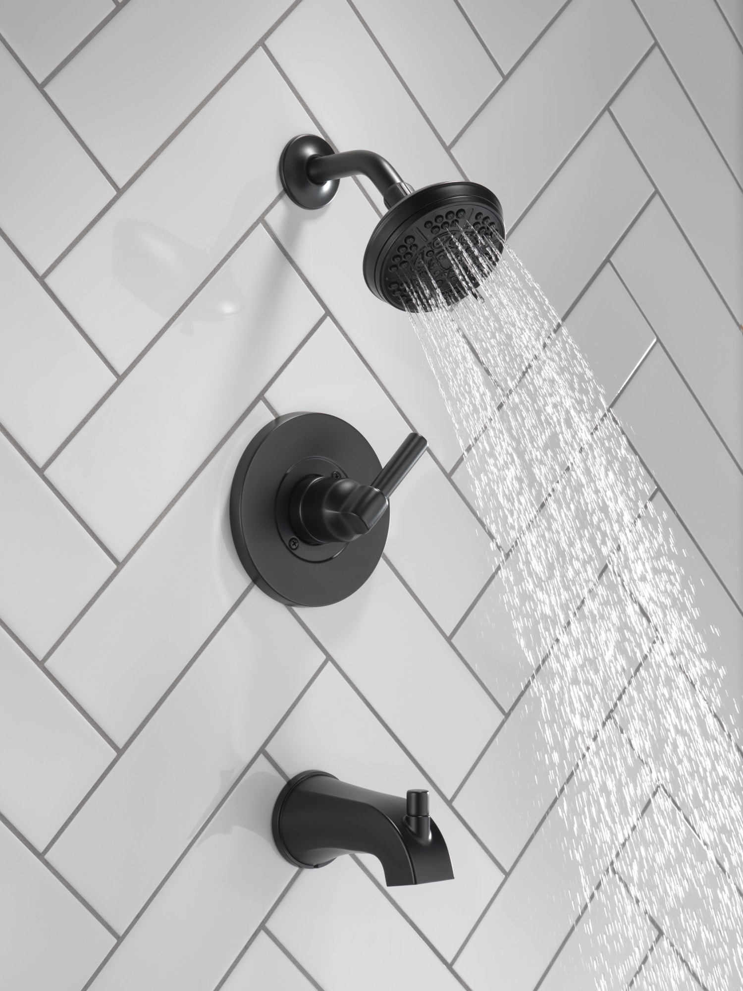 Llave mezcladora para bañera y regadera redonda de 1 manija en negro mate Delta Becker con función multiusos de 4.813 pulgadas y válvula 144891-BL.