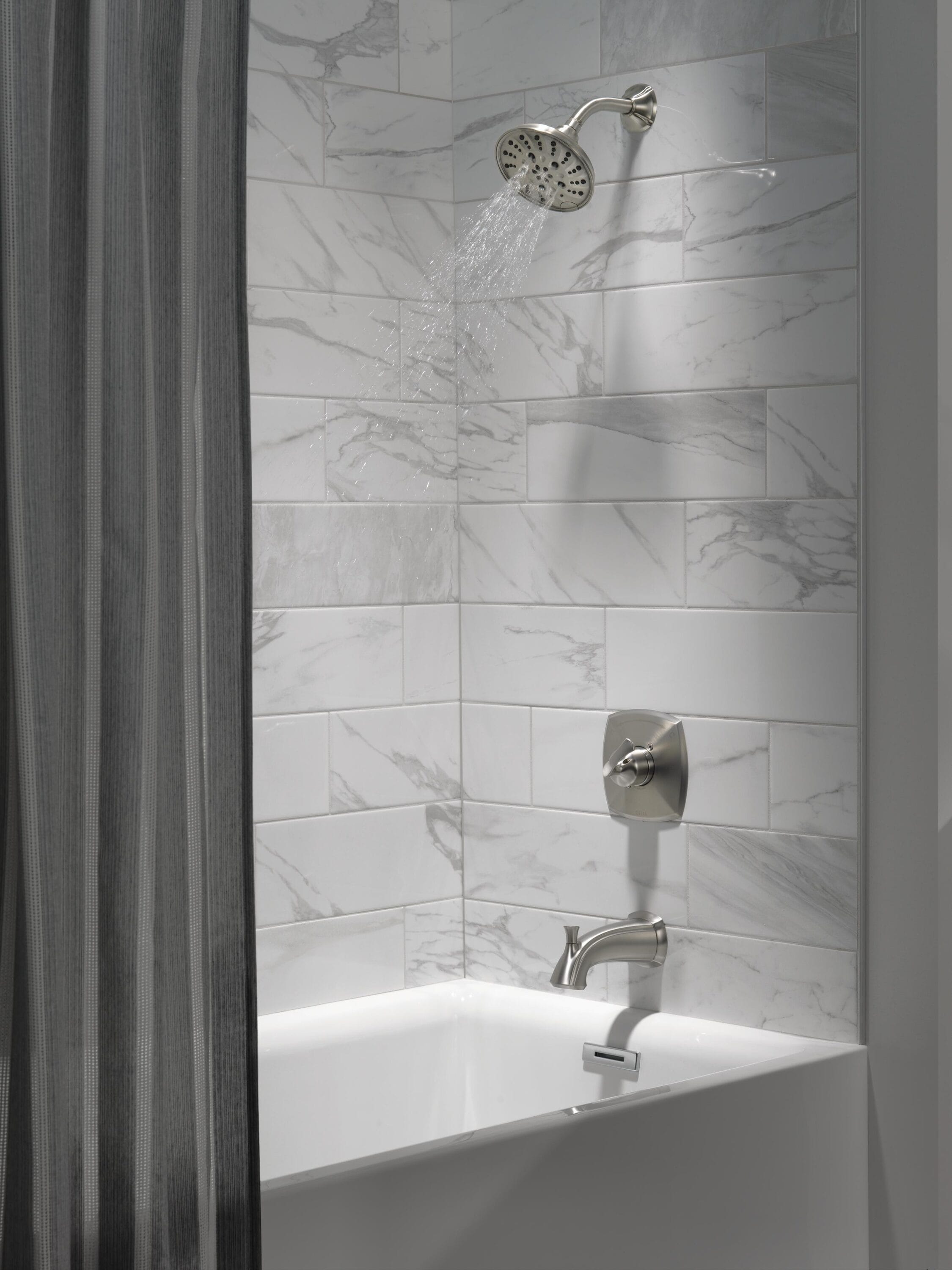 Grifo de bañera y ducha redondo de 6 pulgadas de níquel cepillado con manija de 1 función y válvula Spotshield Sandover Delta 144748-SP