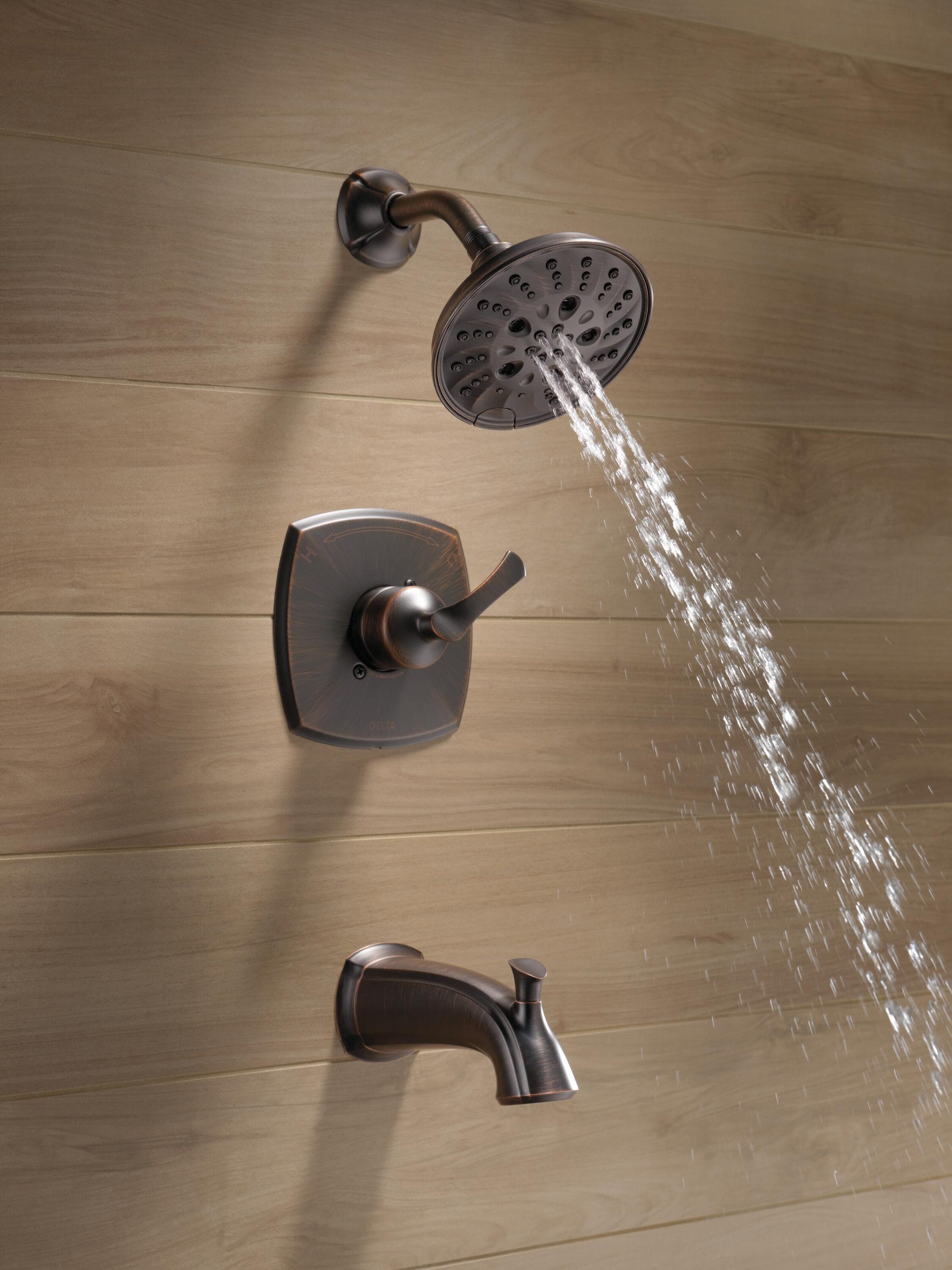 Grifo para bañera y ducha de 6 pulgadas de función múltiple con un mango en bronce veneciano Delta Sandover y válvula 144748-RB