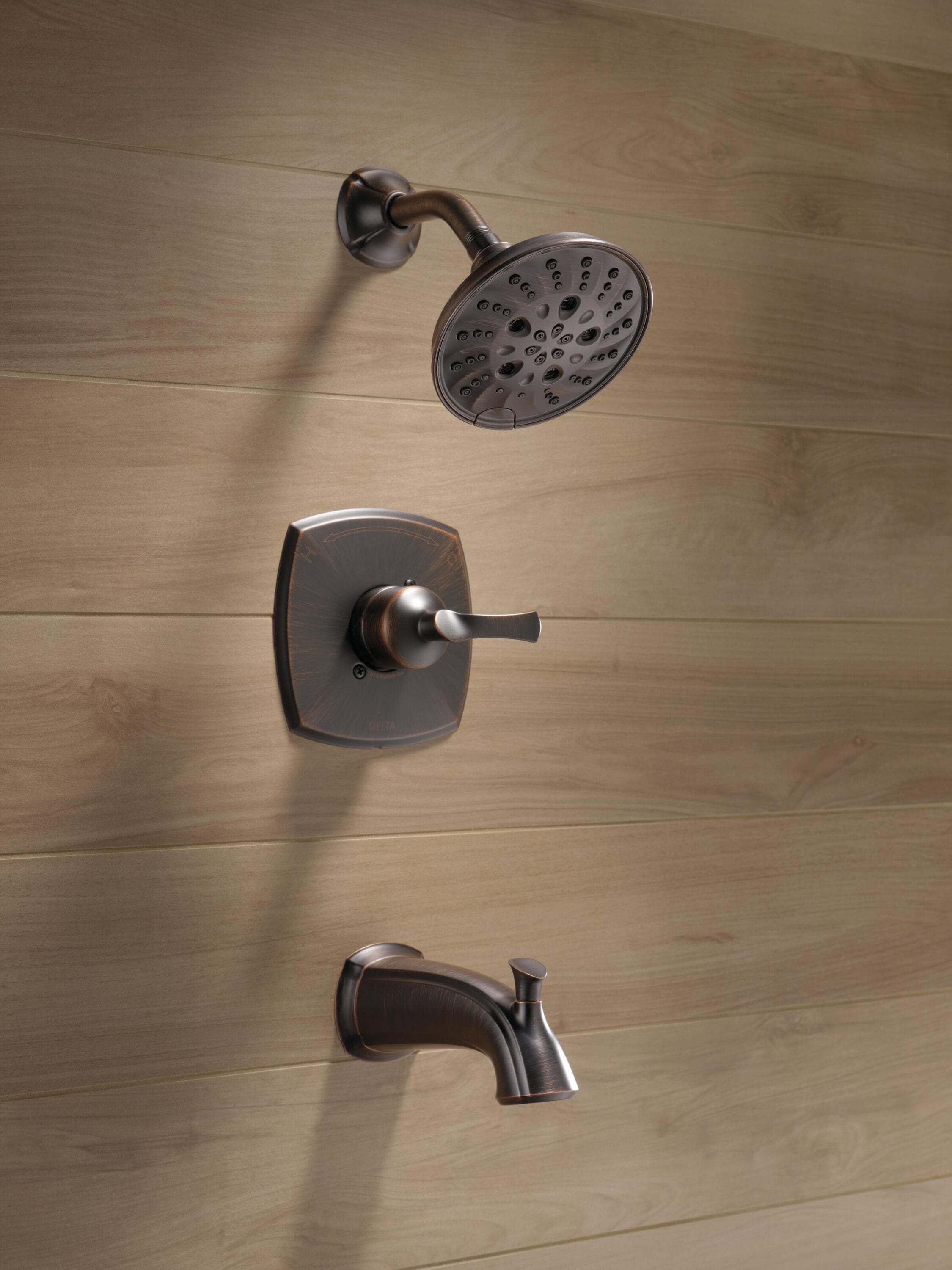Grifo para bañera y ducha de 6 pulgadas de función múltiple con un mango en bronce veneciano Delta Sandover y válvula 144748-RB