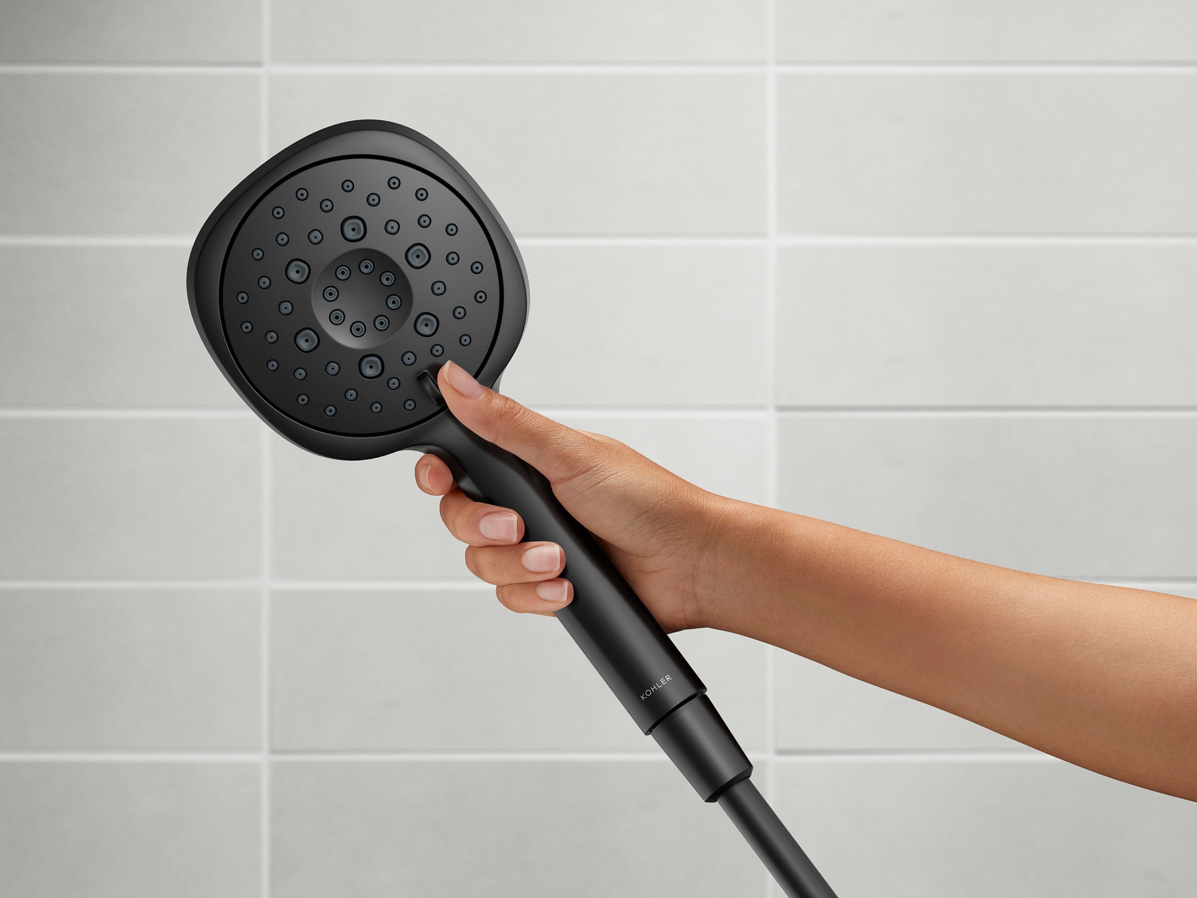 Grifo de bañera y ducha redondo de 4.59 pulgadas con válvula, de una manija y portátil en negro mate Rill Rite-Temp KOHLER R27955-4G-BL