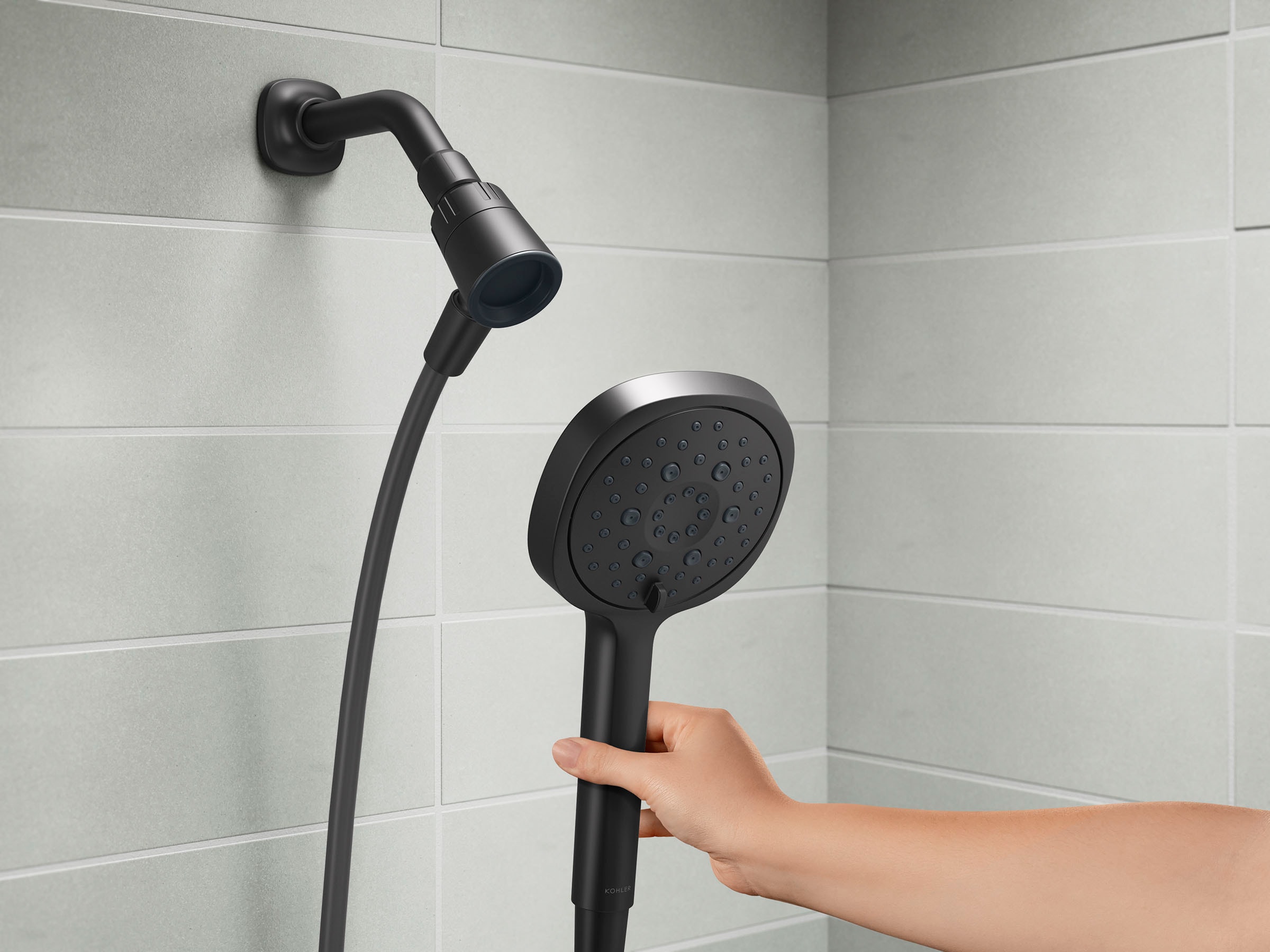 Grifo de bañera y ducha redondo de 4.59 pulgadas con válvula, de una manija y portátil en negro mate Rill Rite-Temp KOHLER R27955-4G-BL