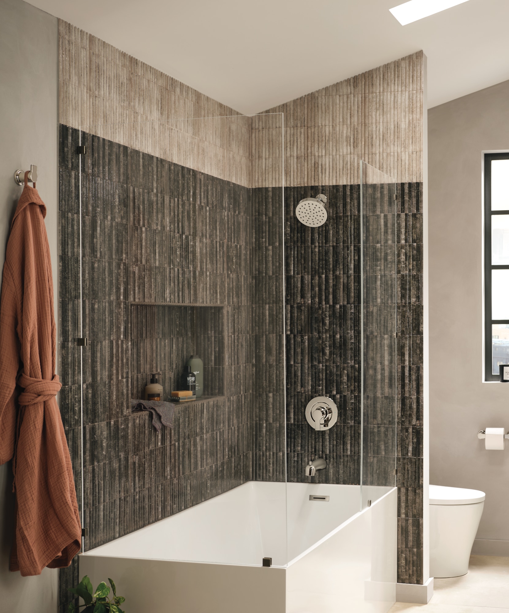 Grifo de bañera y ducha redondo de 7 pulgadas, de 1 manija y función única, en níquel pulido Rinza de Moen con válvula 82628NL.