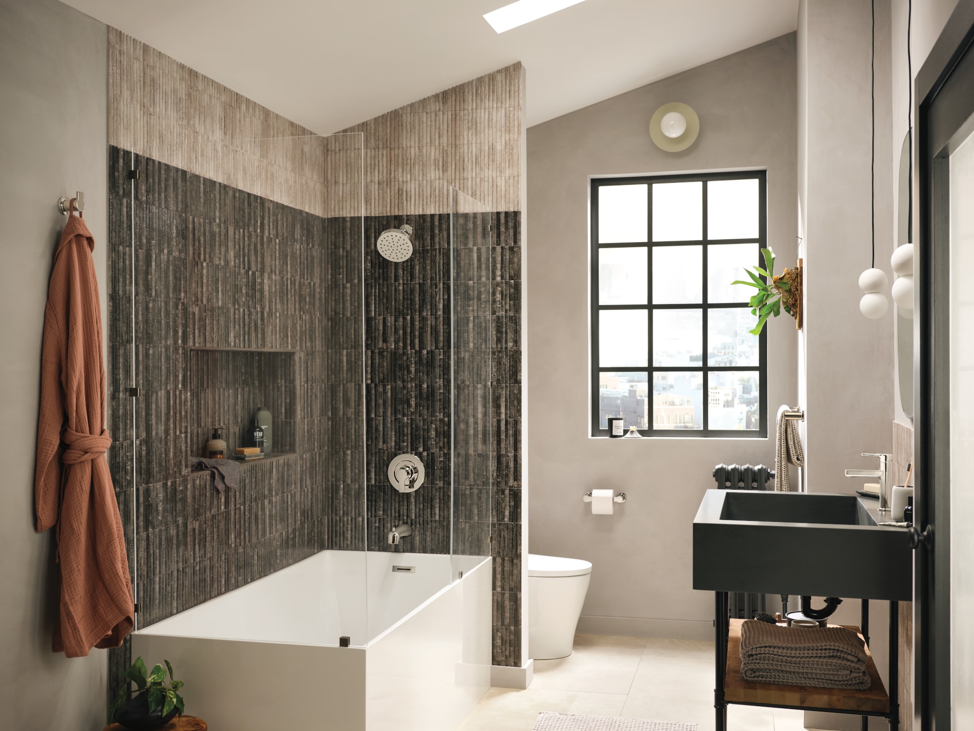 Grifo de bañera y ducha redondo de 7 pulgadas, de 1 manija y función única, en níquel pulido Rinza de Moen con válvula 82628NL.