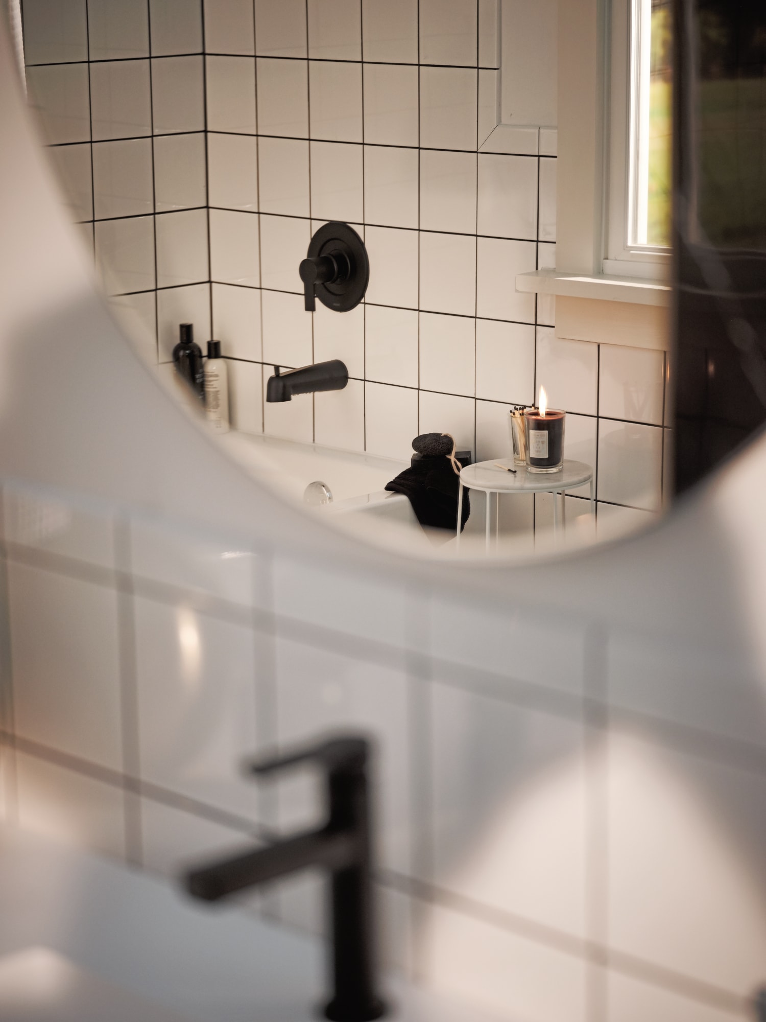 Mezcladora para bañera y regadera de una sola función Moen Rinza negro mate de 1 manija y 6.18 pulgadas con válvula 82628BL.