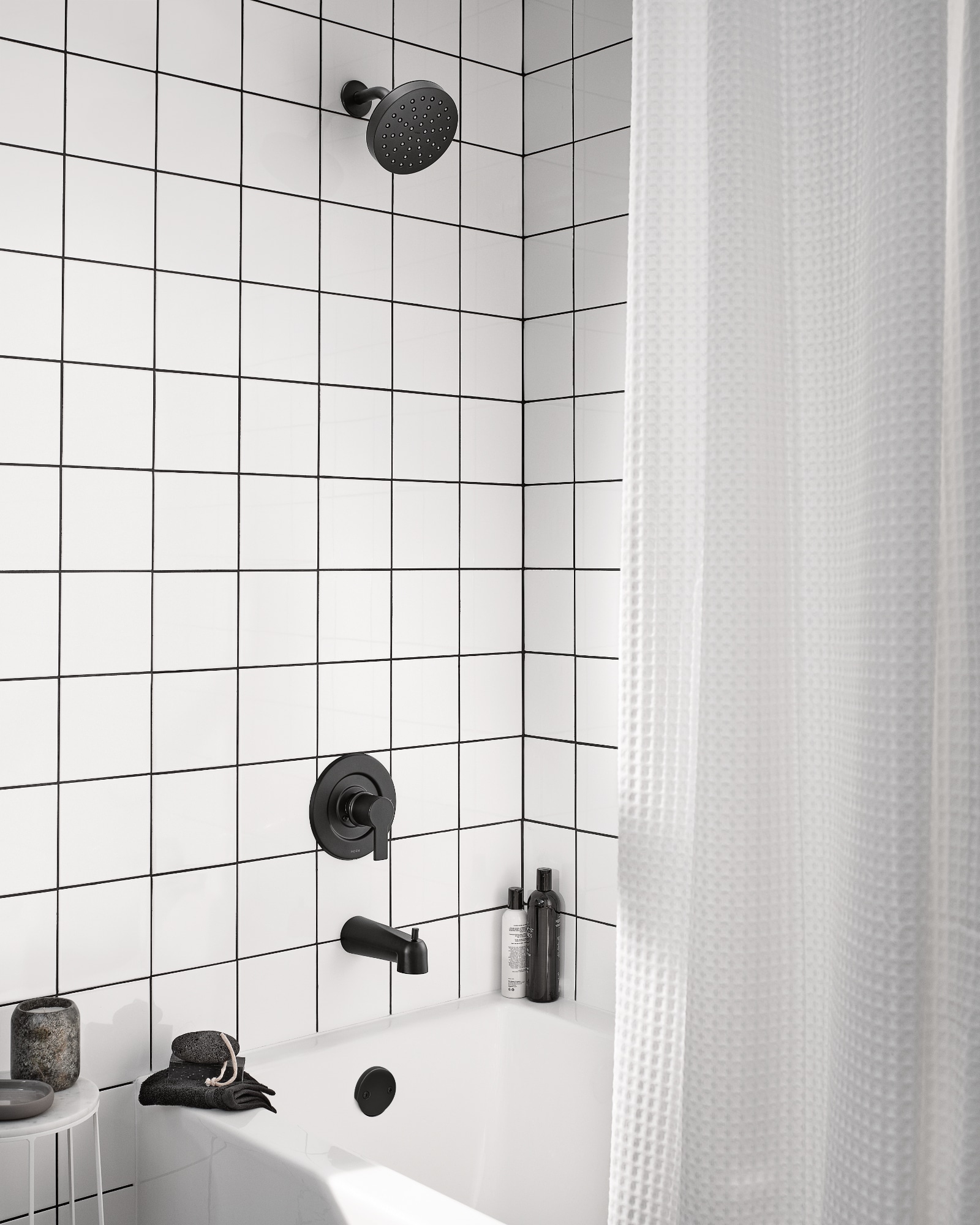 Mezcladora para bañera y regadera de una sola función Moen Rinza negro mate de 1 manija y 6.18 pulgadas con válvula 82628BL.