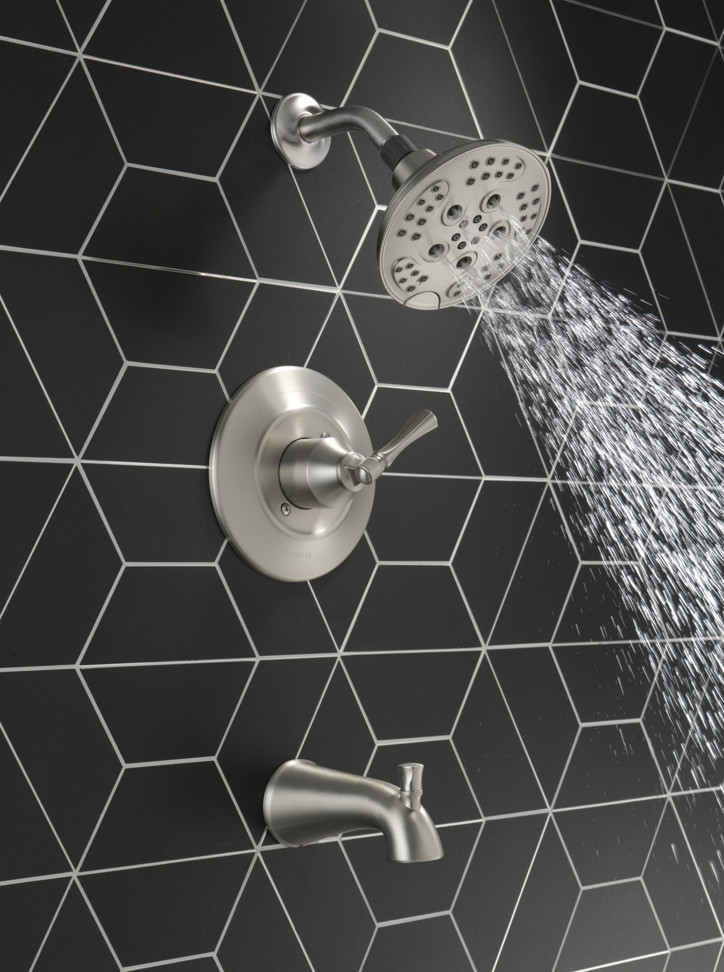 Grifo para tina y ducha redonda de 6 pulgadas de Delta Archdale con acabado Spotshield en níquel cepillado y una sola manija multi-función con válvula
