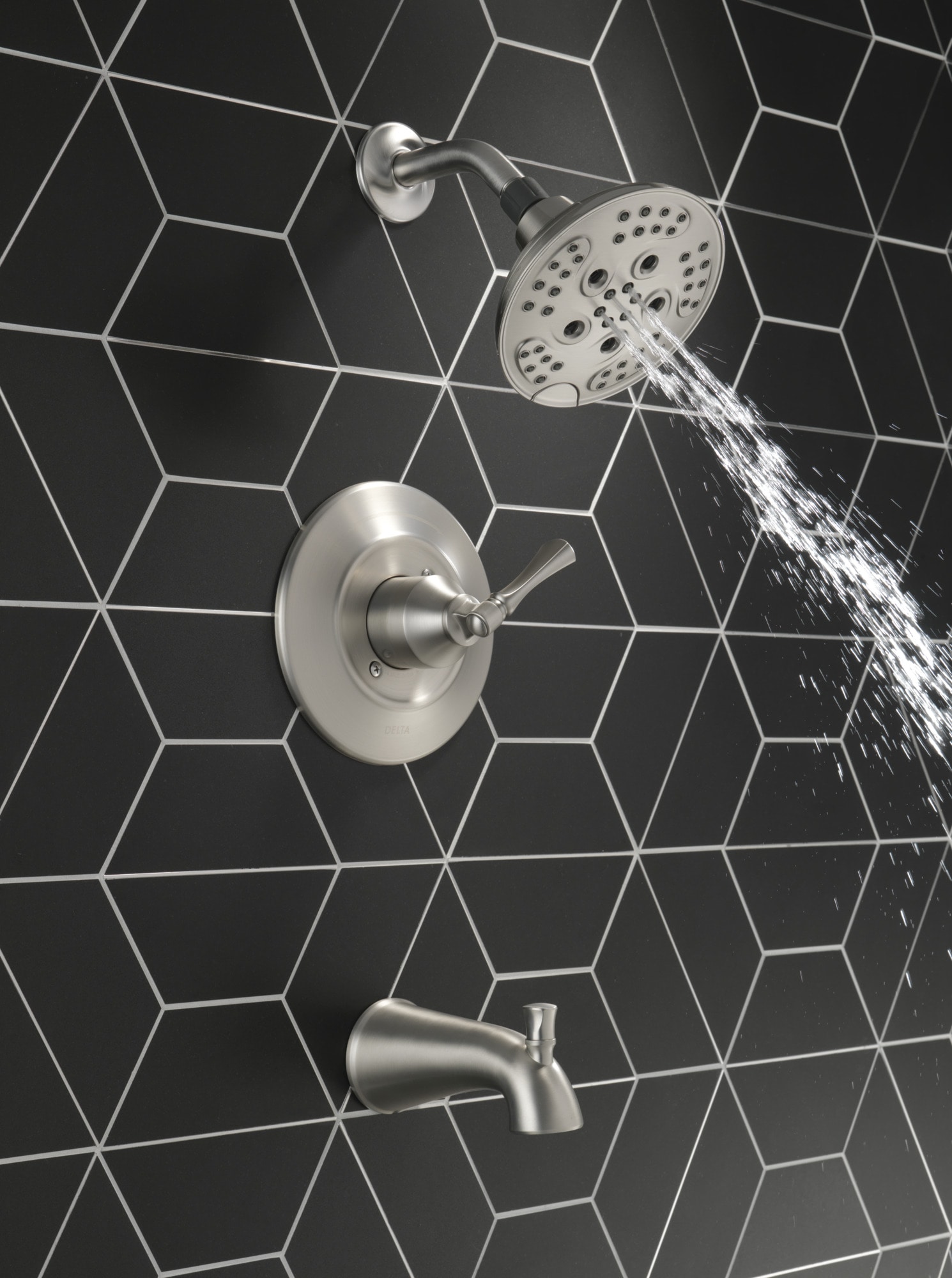 Grifo para tina y ducha redonda de 6 pulgadas de Delta Archdale con acabado Spotshield en níquel cepillado y una sola manija multi-función con válvula