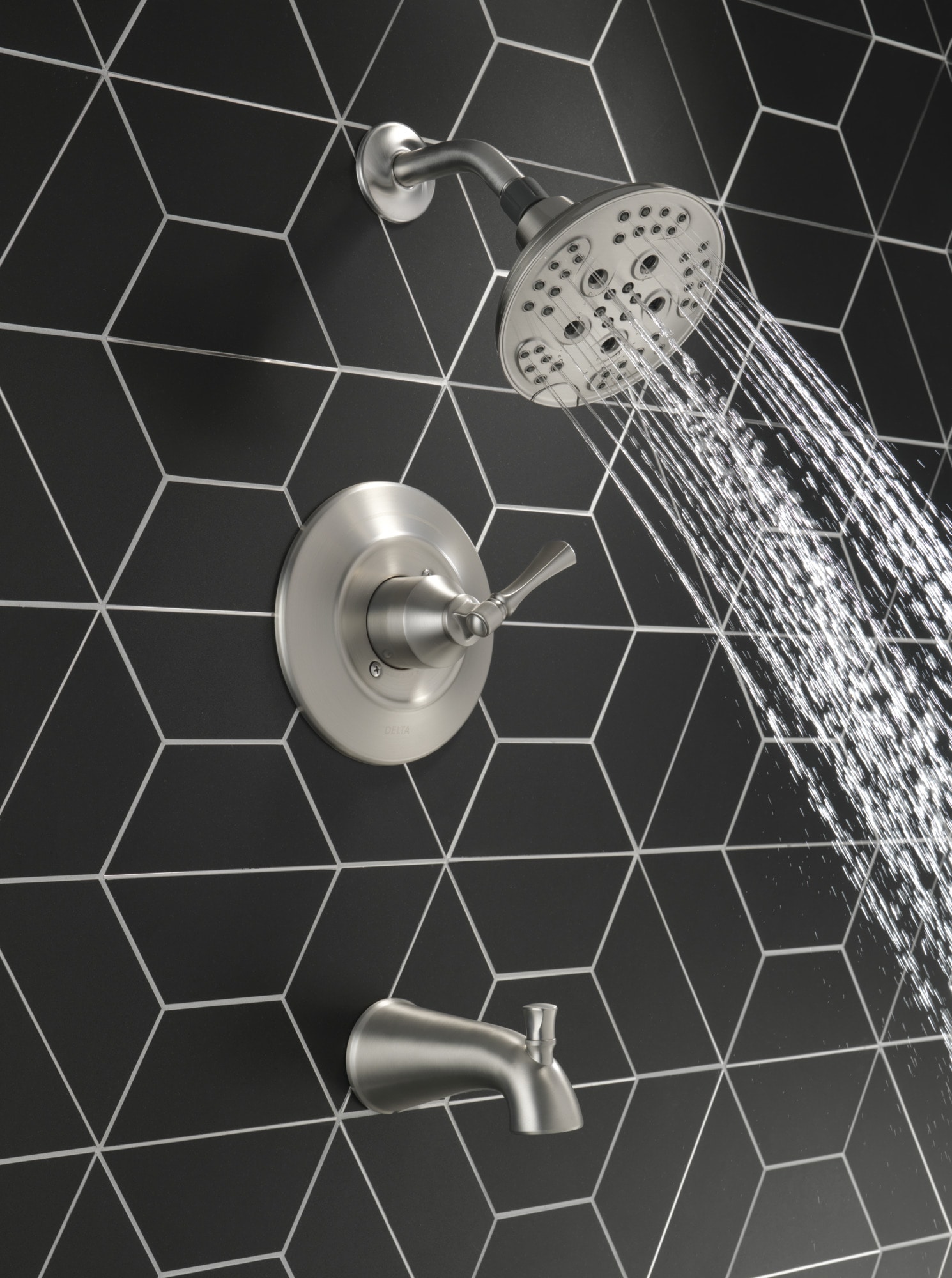Grifo para tina y ducha redonda de 6 pulgadas de Delta Archdale con acabado Spotshield en níquel cepillado y una sola manija multi-función con válvula