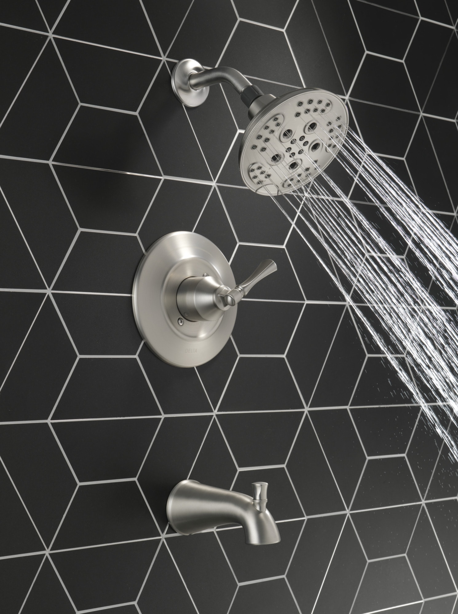 Grifo para tina y ducha redonda de 6 pulgadas de Delta Archdale con acabado Spotshield en níquel cepillado y una sola manija multi-función con válvula