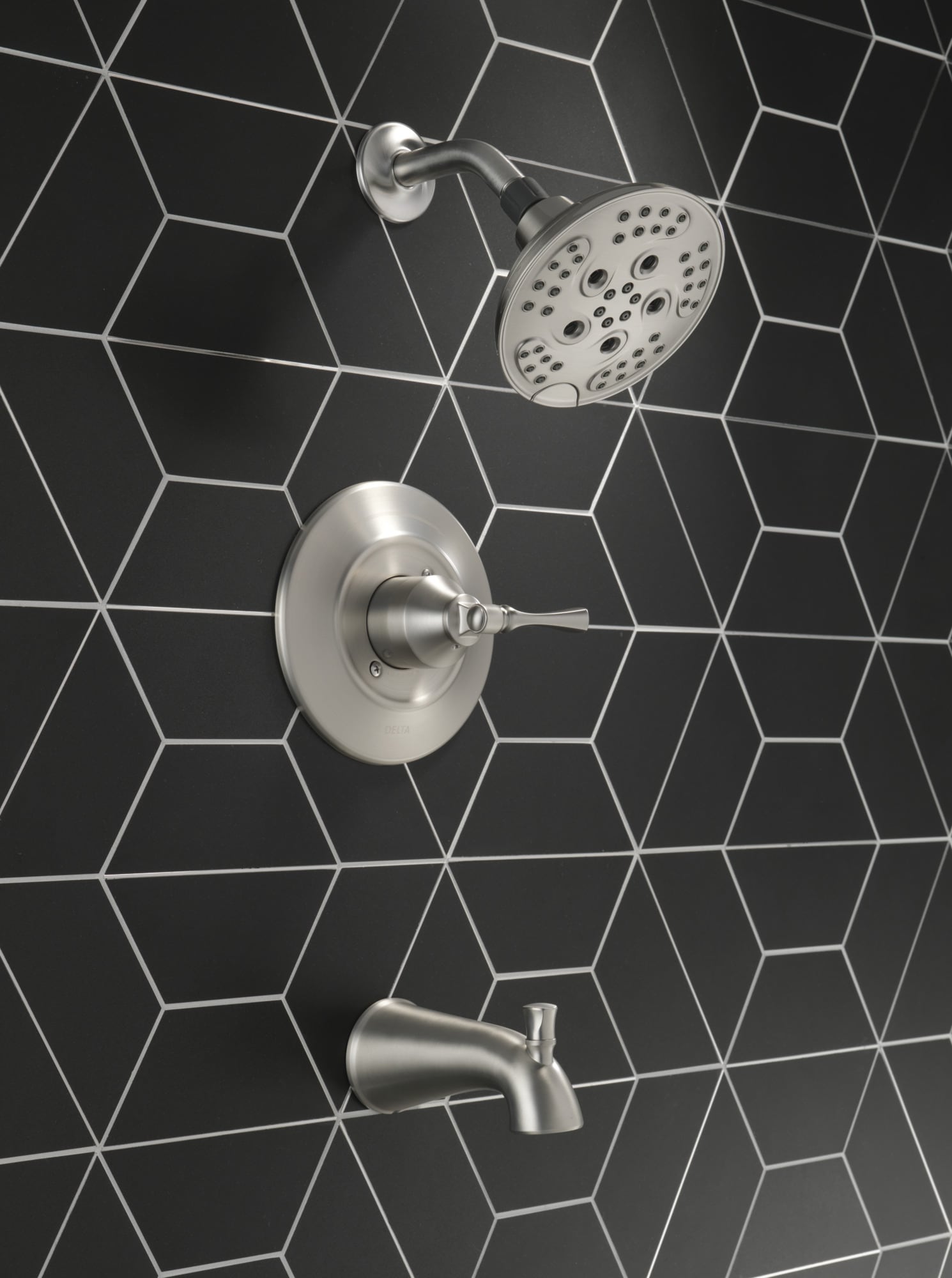 Grifo para tina y ducha redonda de 6 pulgadas de Delta Archdale con acabado Spotshield en níquel cepillado y una sola manija multi-función con válvula