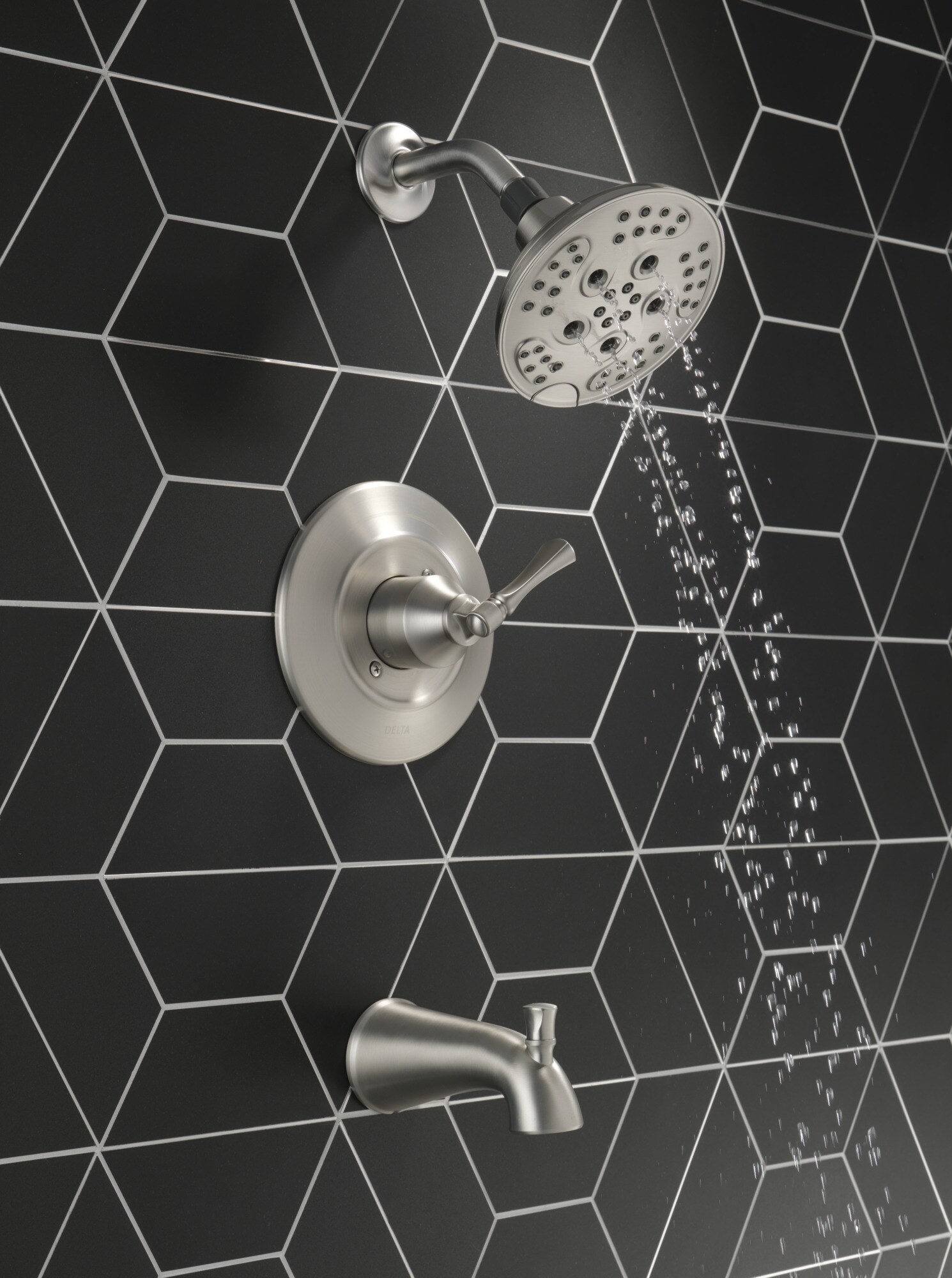 Grifo para tina y ducha redonda de 6 pulgadas de Delta Archdale con acabado Spotshield en níquel cepillado y una sola manija multi-función con válvula