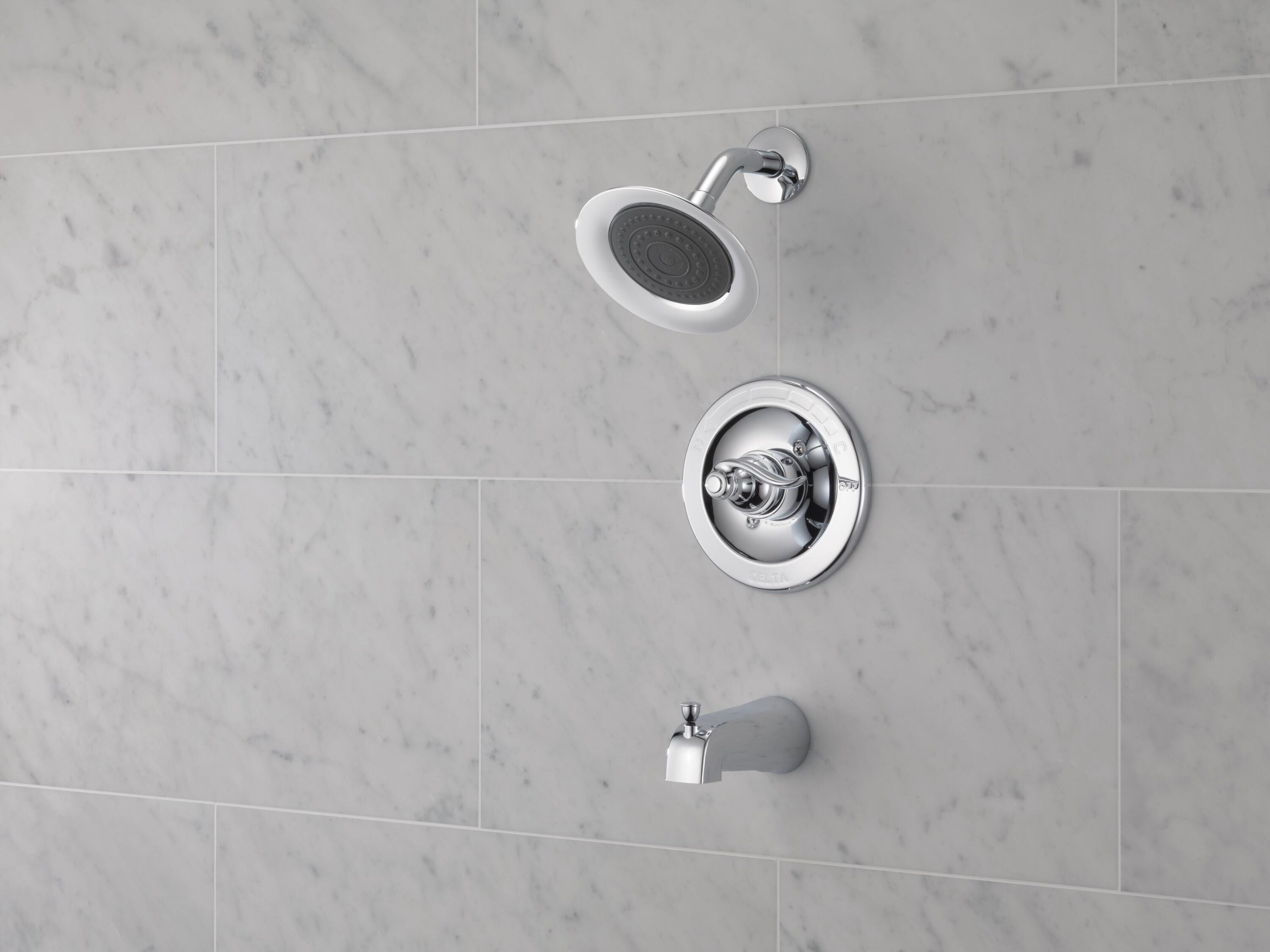 Grifo para bañera y regadera de una sola función con una manija cromada de Delta Windemere de 2.5 pulgadas