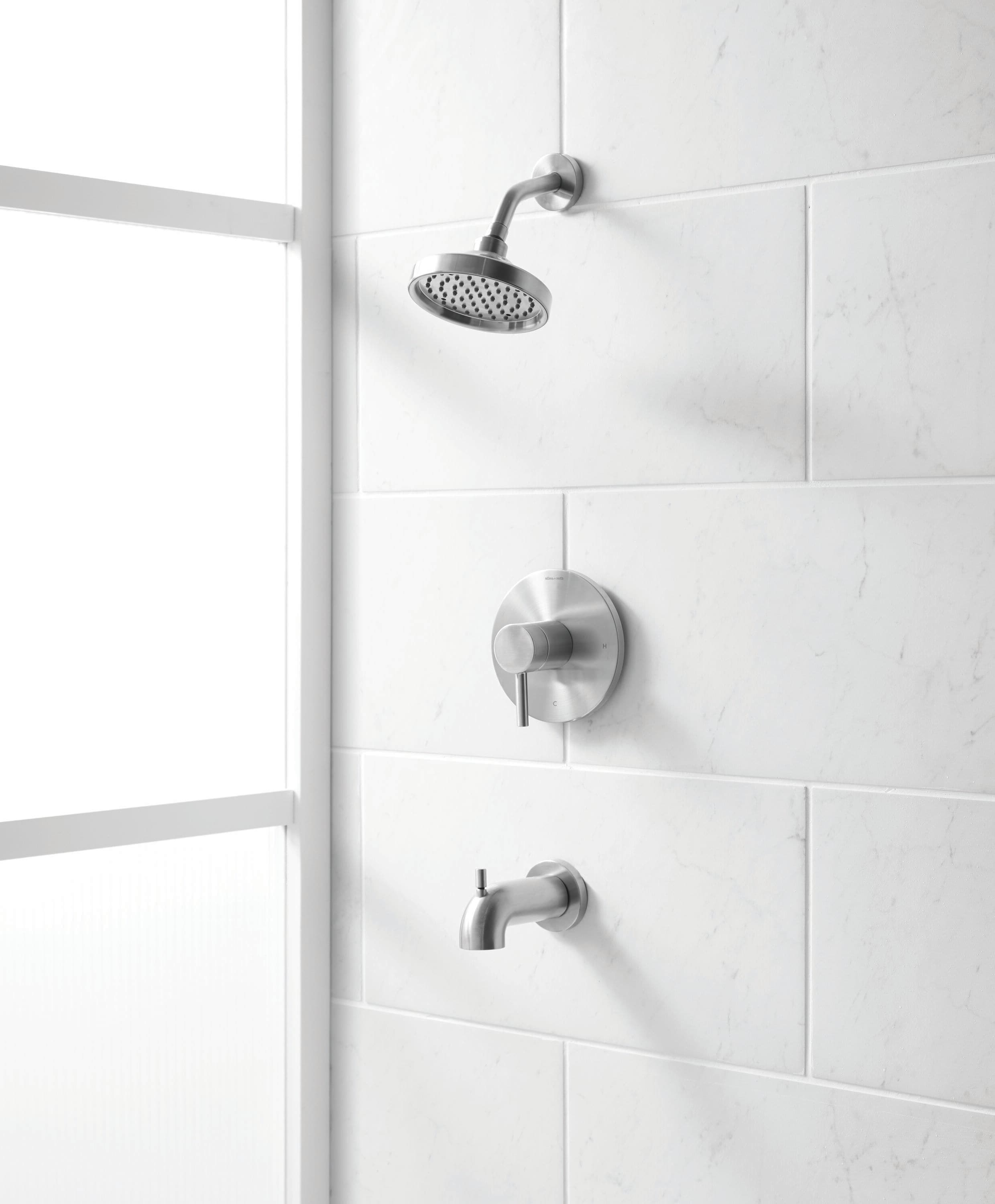 Grifo de bañera y ducha redondo de 6 pulgadas con acabado de níquel cepillado PVD de una manija, marca Allen + Roth, modelo Harlow con válvula 873X-5B04.