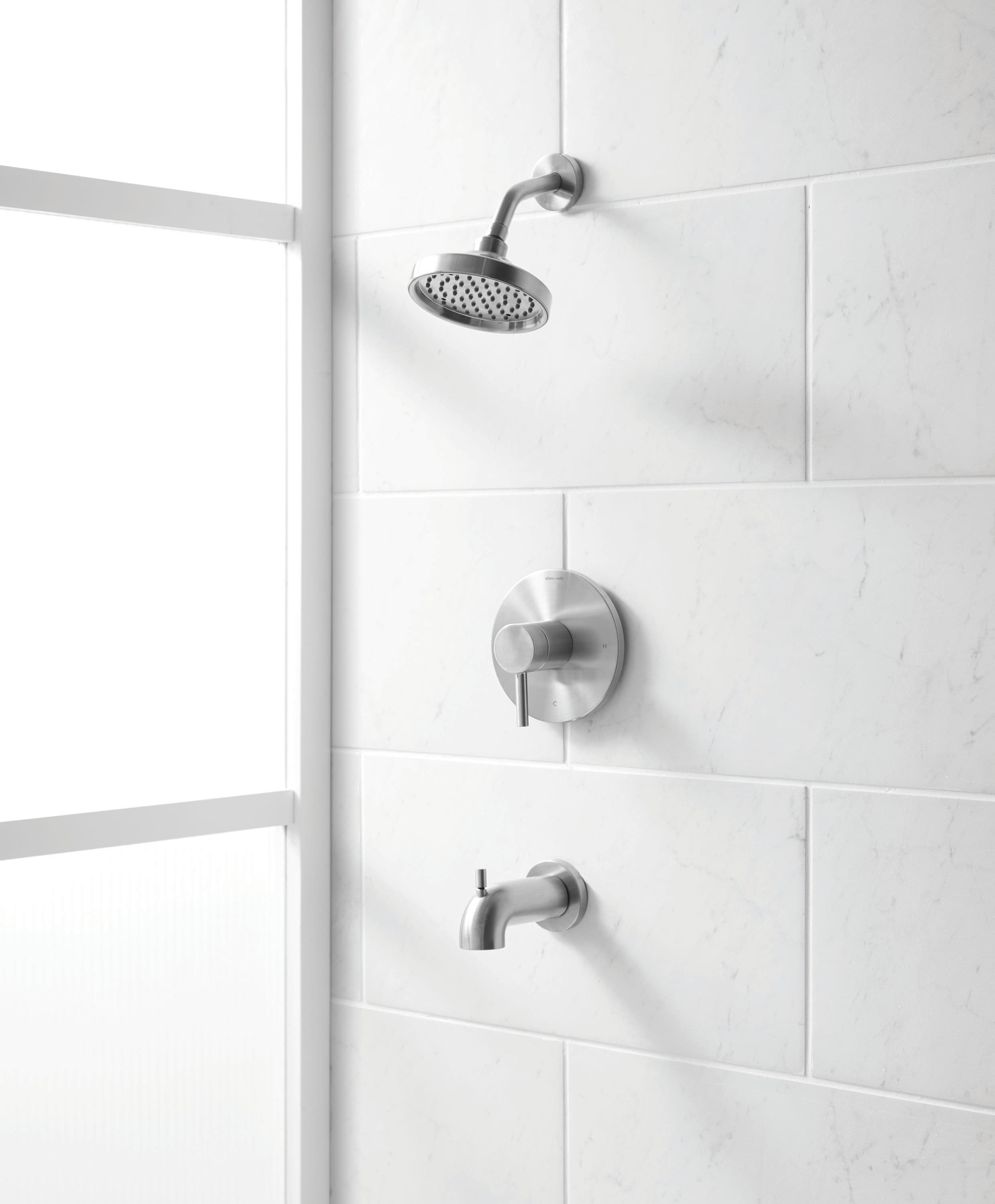 Grifo de bañera y ducha redondo de 6 pulgadas con acabado de níquel cepillado PVD de una manija, marca Allen + Roth, modelo Harlow con válvula 873X-5B04.