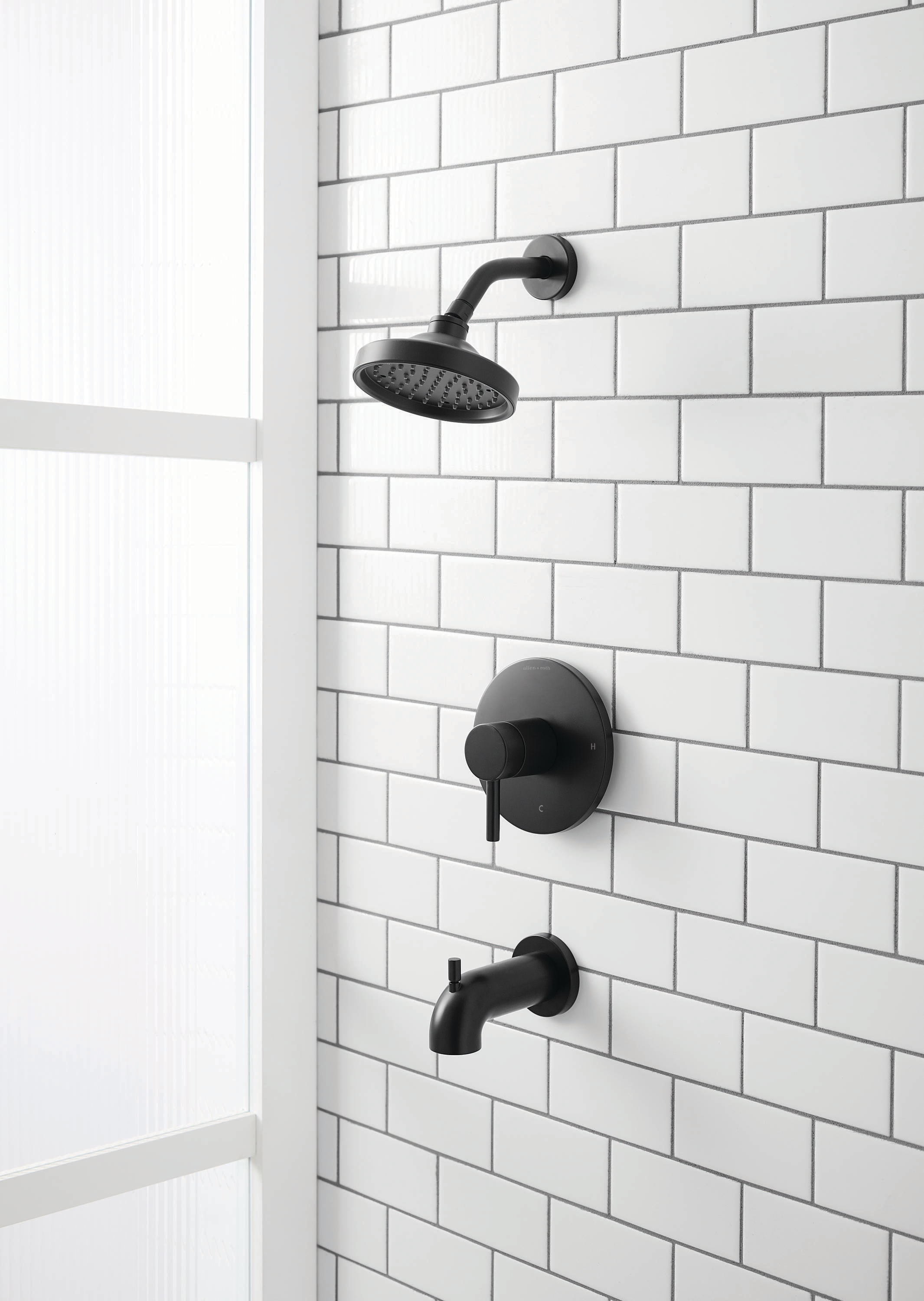 Llave monomando para bañera y regadera redonda de 6.0 pulgadas, acabado negro mate Harlow de allen + roth con válvula