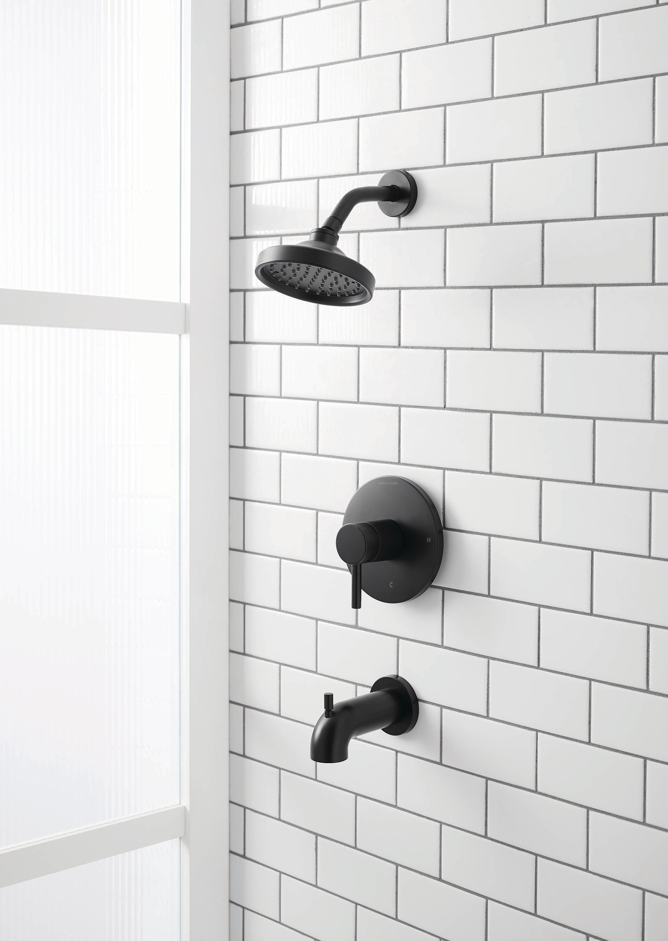 Llave monomando para bañera y regadera redonda de 6.0 pulgadas, acabado negro mate Harlow de allen + roth con válvula