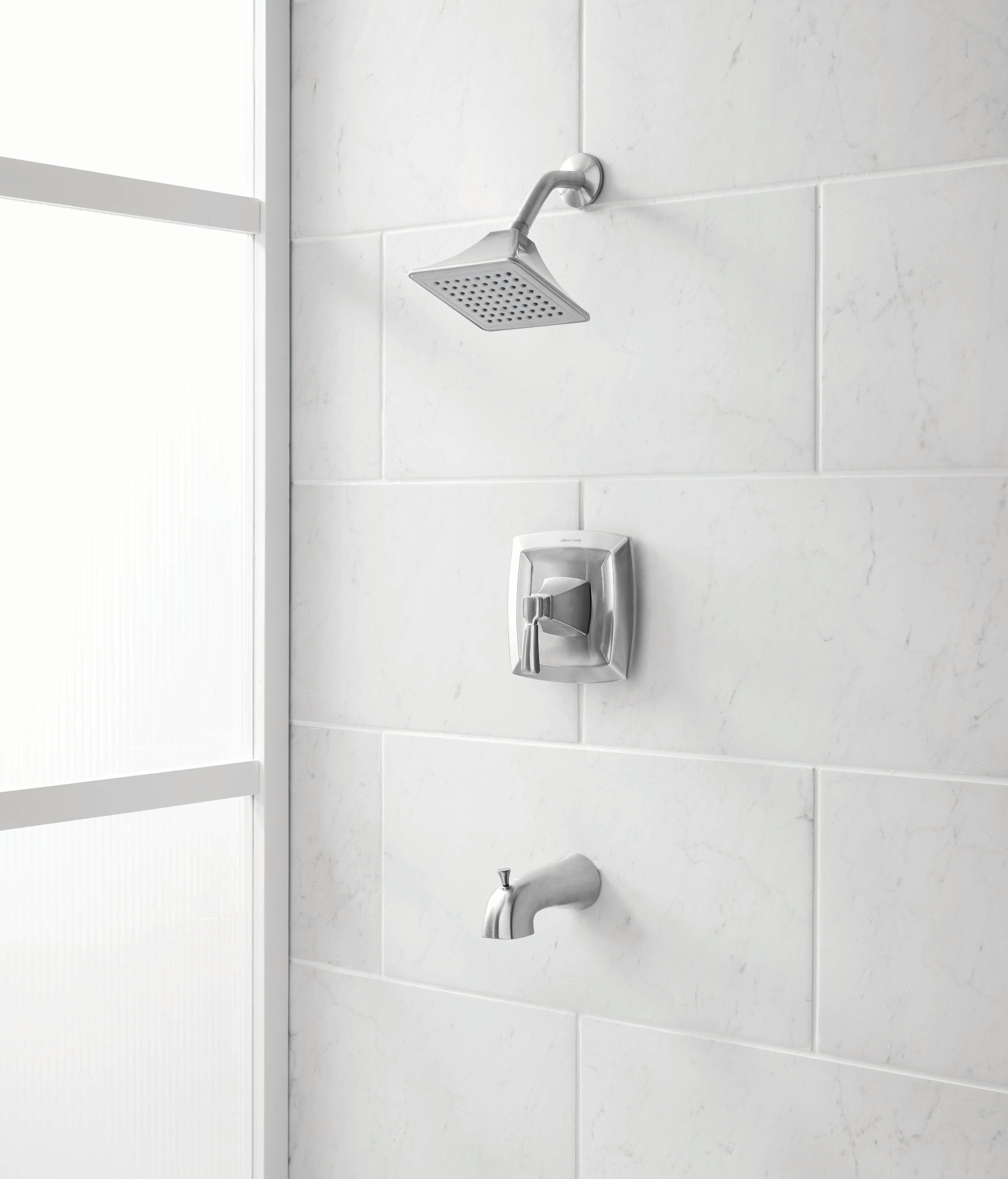 Grifo para bañera y ducha de un solo mango, función única, níquel cepillado, cuadrado de 6.0 pulgadas con válvula 873X-7204 de allen + roth Chesler.
