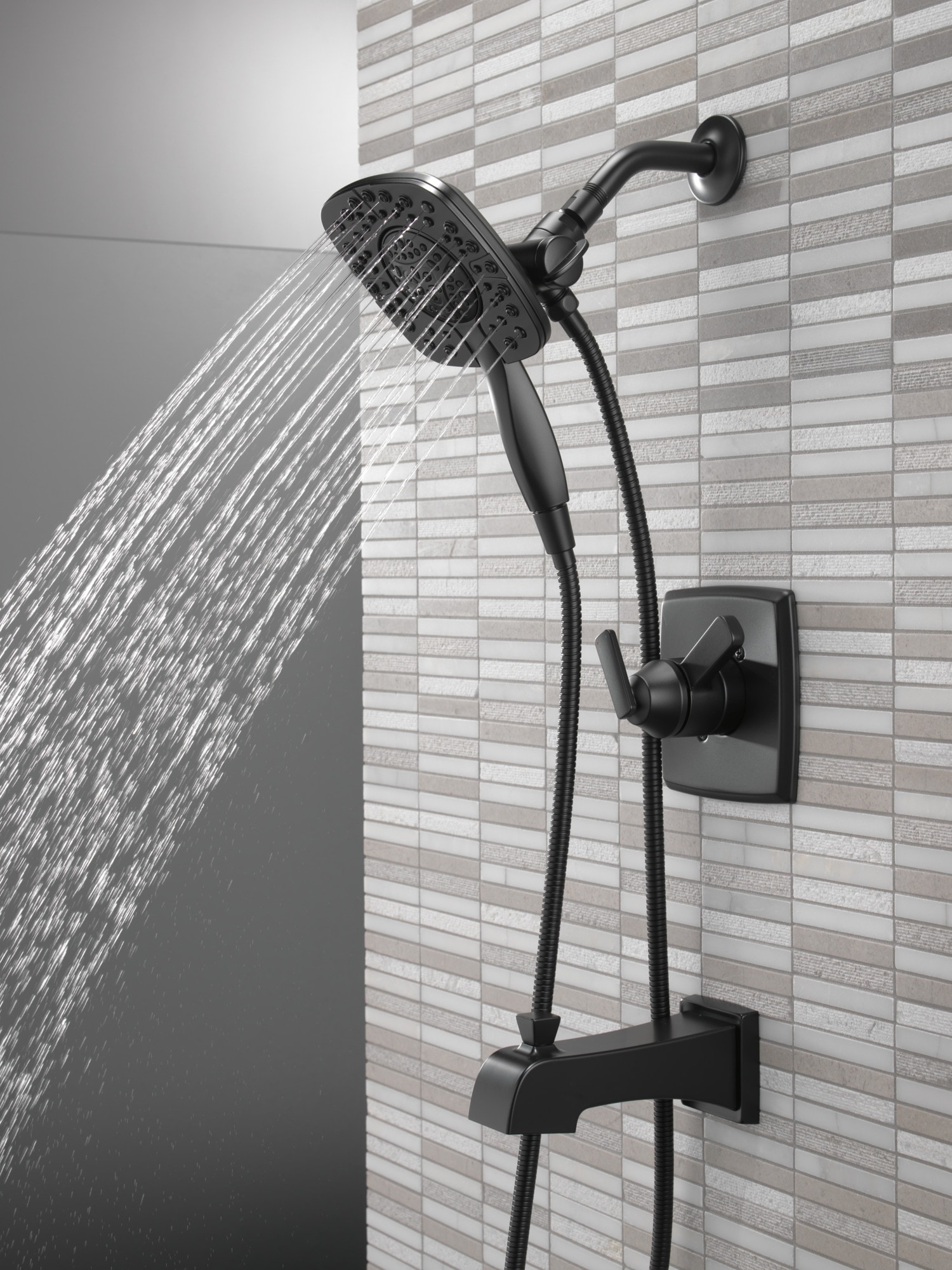 Regadera y grifo para bañera redondo de 5.5 pulgadas con dos manijas en negro mate Delta Ashlyn T17464-BL-I