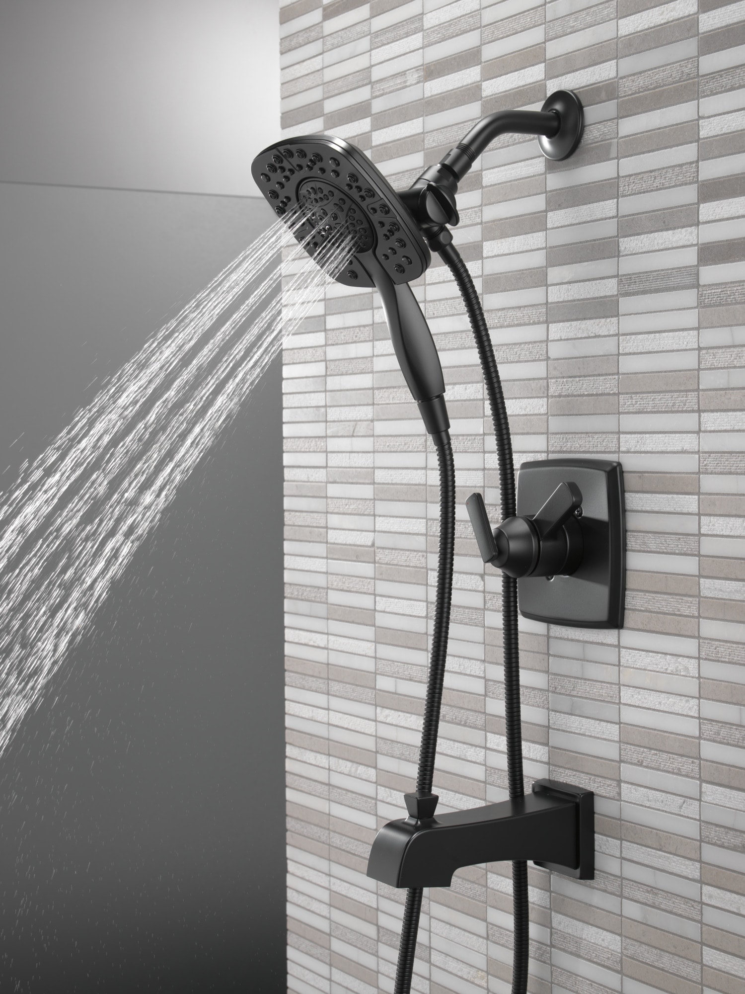 Regadera y grifo para bañera redondo de 5.5 pulgadas con dos manijas en negro mate Delta Ashlyn T17464-BL-I