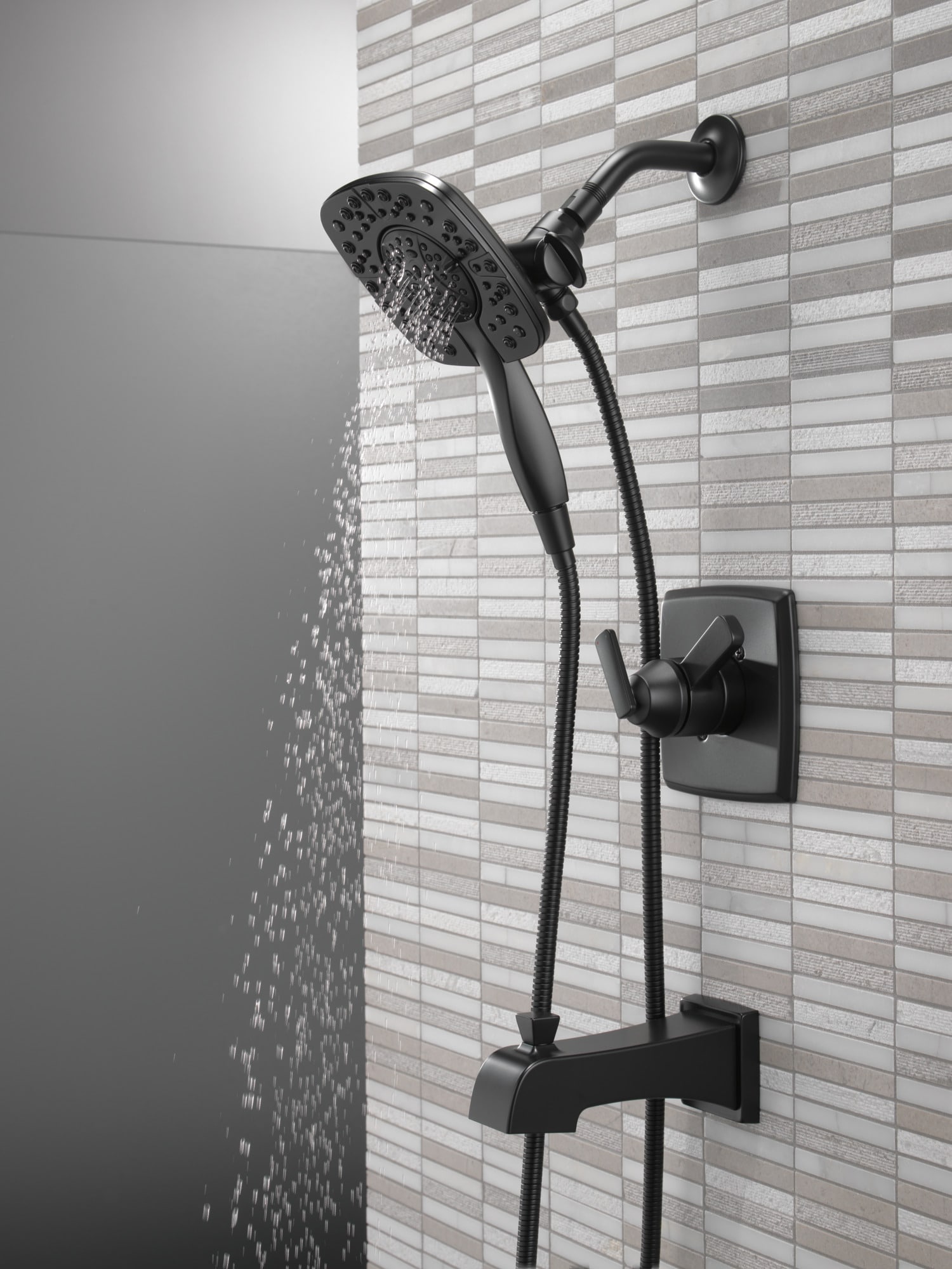 Regadera y grifo para bañera redondo de 5.5 pulgadas con dos manijas en negro mate Delta Ashlyn T17464-BL-I