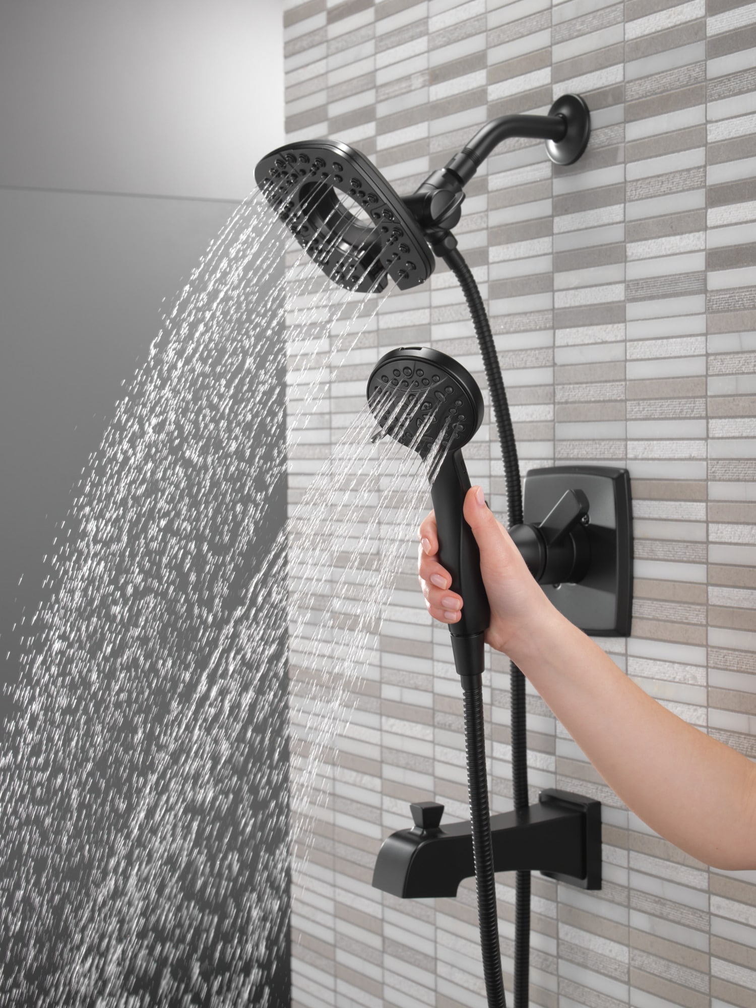 Regadera y grifo para bañera redondo de 5.5 pulgadas con dos manijas en negro mate Delta Ashlyn T17464-BL-I
