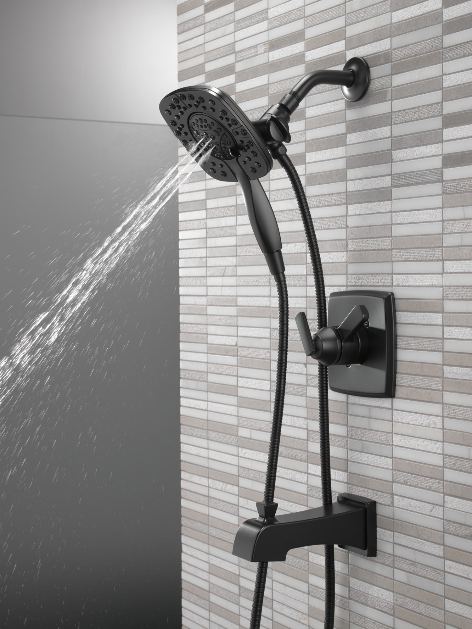 Regadera y grifo para bañera redondo de 5.5 pulgadas con dos manijas en negro mate Delta Ashlyn T17464-BL-I