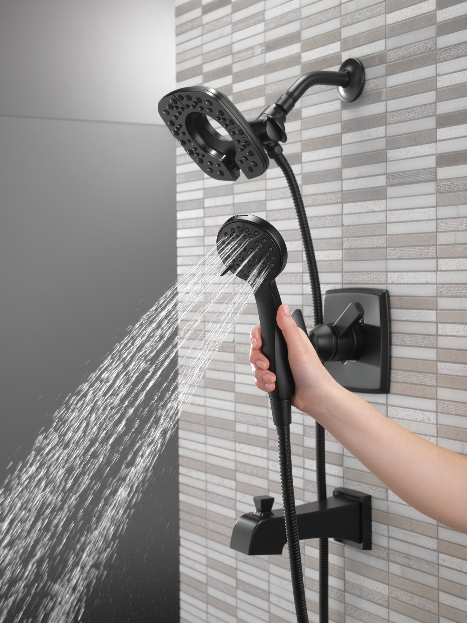 Regadera y grifo para bañera redondo de 5.5 pulgadas con dos manijas en negro mate Delta Ashlyn T17464-BL-I
