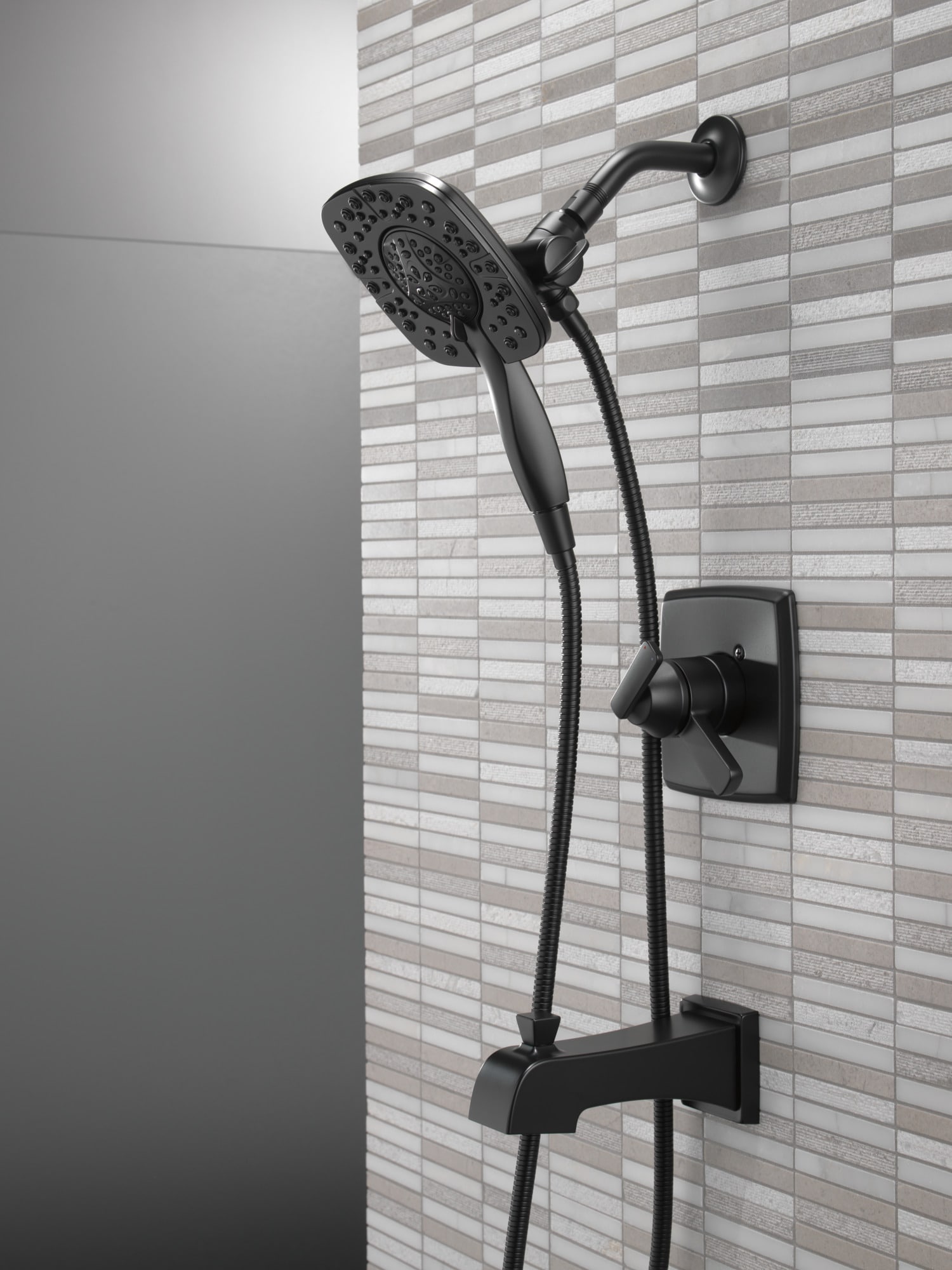 Regadera y grifo para bañera redondo de 5.5 pulgadas con dos manijas en negro mate Delta Ashlyn T17464-BL-I