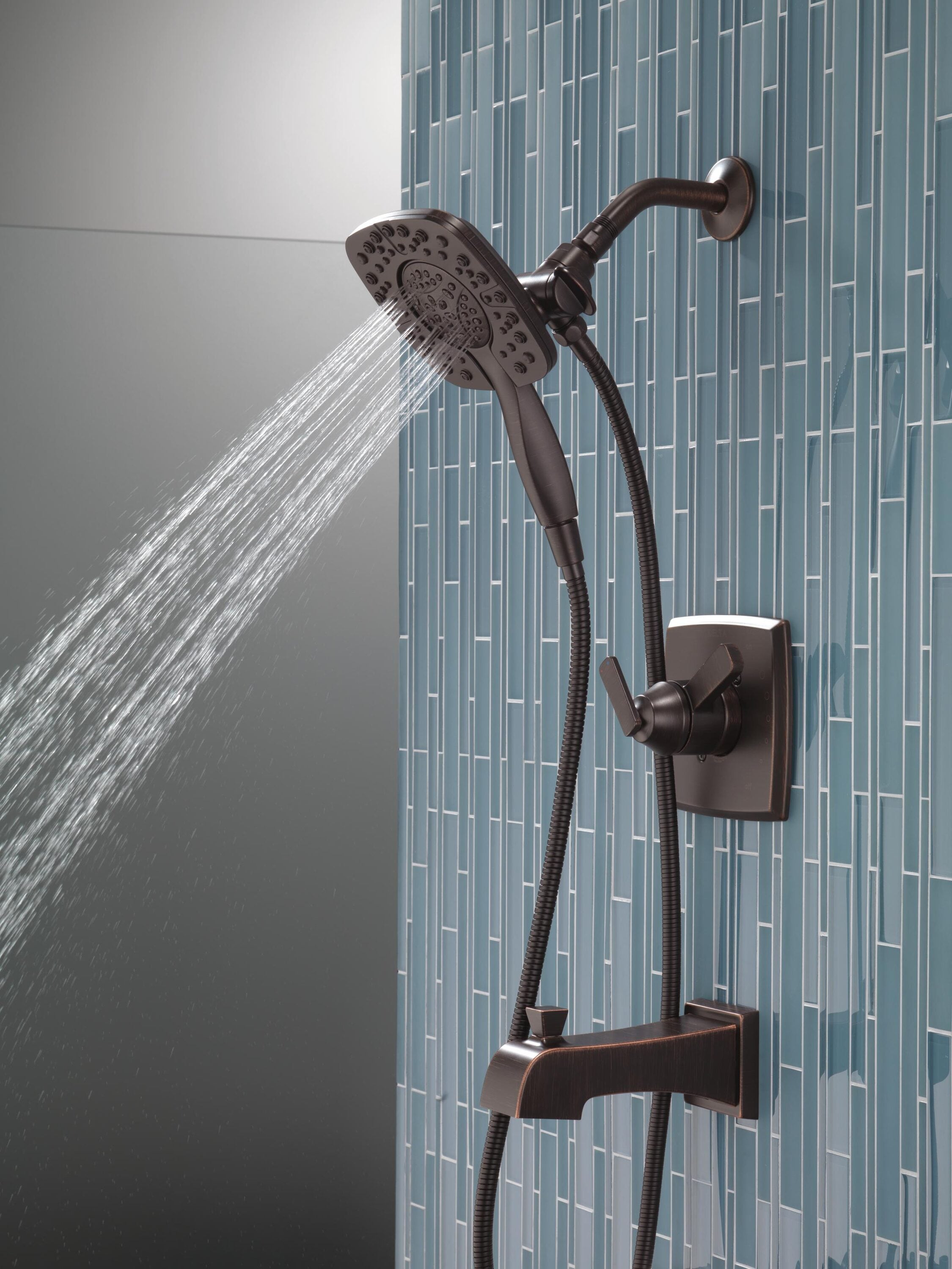 Grifo de bañera y ducha redondo de 5.5 pulgadas con 2 manijas y funciones múltiples en bronce veneciano Delta Ashlyn con válvula T17464-RB-I
