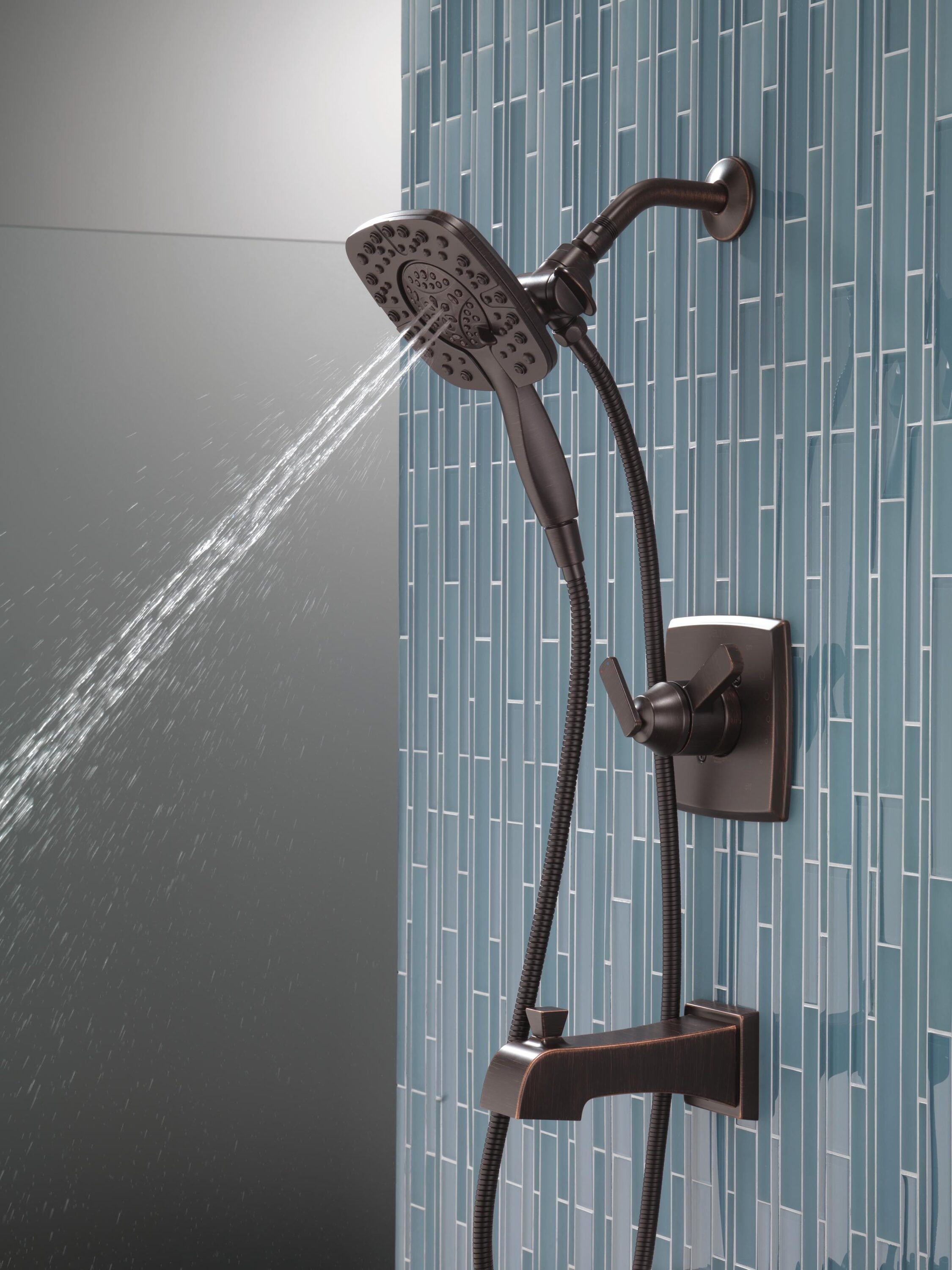 Grifo de bañera y ducha redondo de 5.5 pulgadas con 2 manijas y funciones múltiples en bronce veneciano Delta Ashlyn con válvula T17464-RB-I