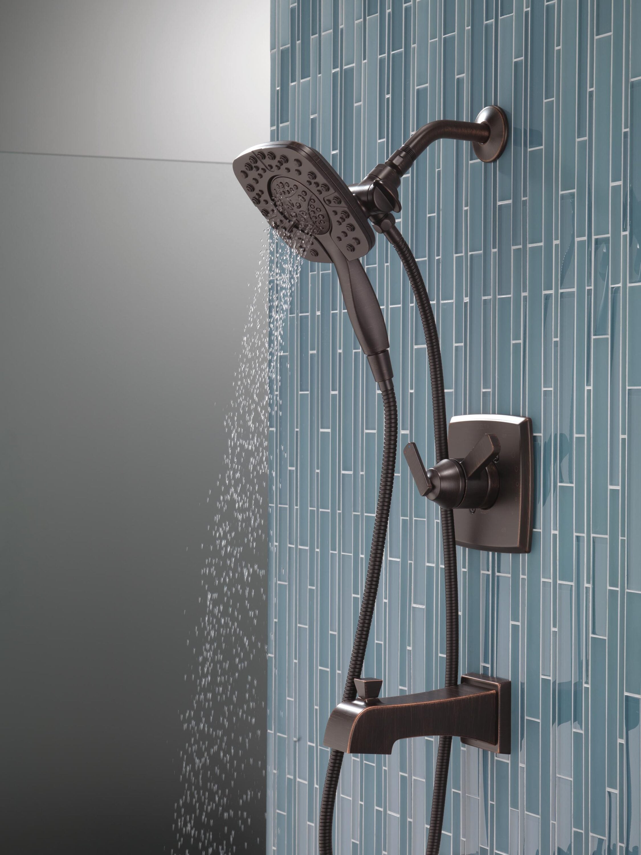 Grifo de bañera y ducha redondo de 5.5 pulgadas con 2 manijas y funciones múltiples en bronce veneciano Delta Ashlyn con válvula T17464-RB-I