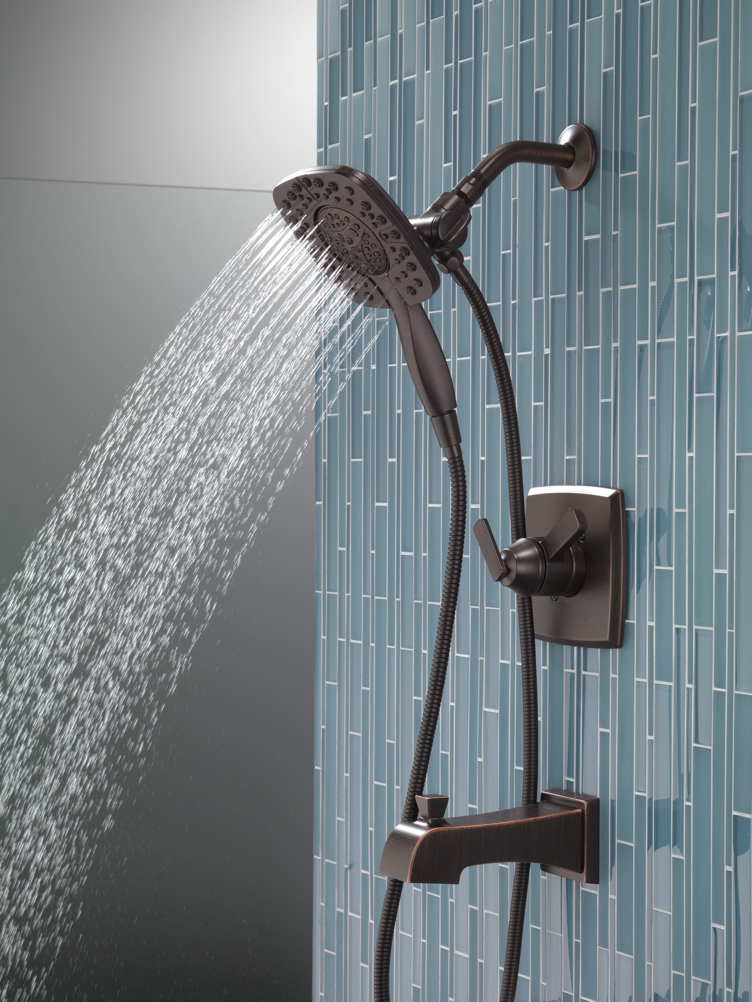 Grifo de bañera y ducha redondo de 5.5 pulgadas con 2 manijas y funciones múltiples en bronce veneciano Delta Ashlyn con válvula T17464-RB-I