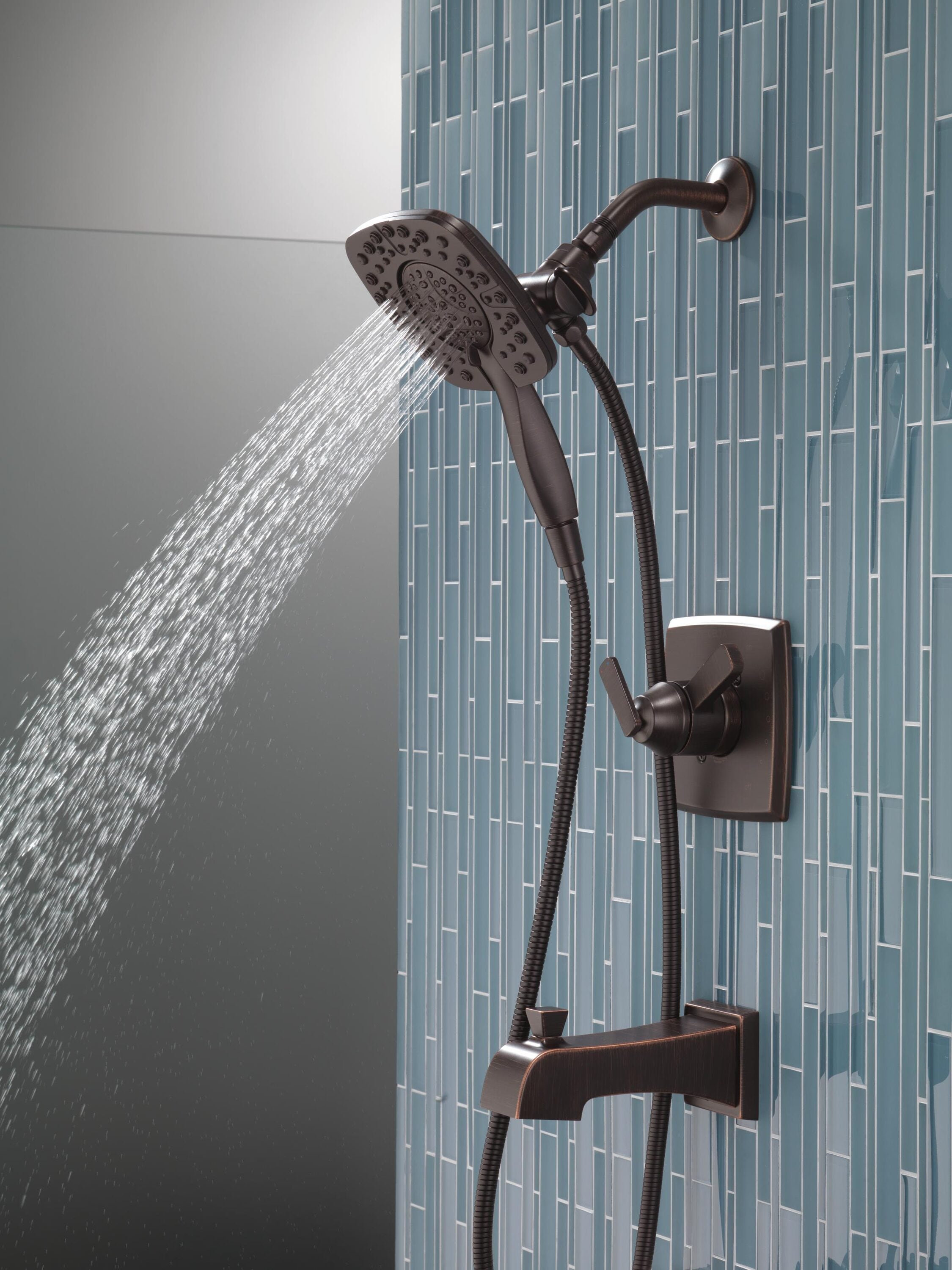Grifo de bañera y ducha redondo de 5.5 pulgadas con 2 manijas y funciones múltiples en bronce veneciano Delta Ashlyn con válvula T17464-RB-I