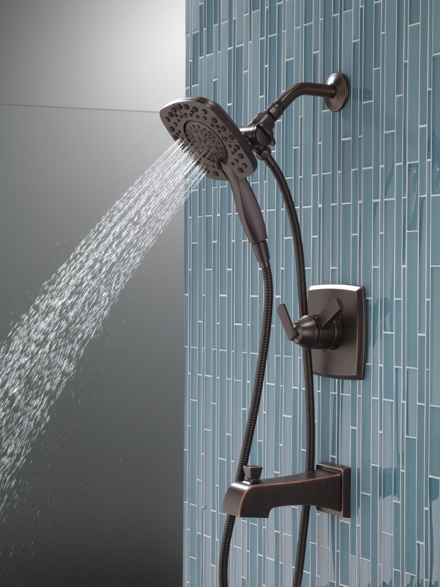 Grifo de bañera y ducha redondo de 5.5 pulgadas con 2 manijas y funciones múltiples en bronce veneciano Delta Ashlyn con válvula T17464-RB-I