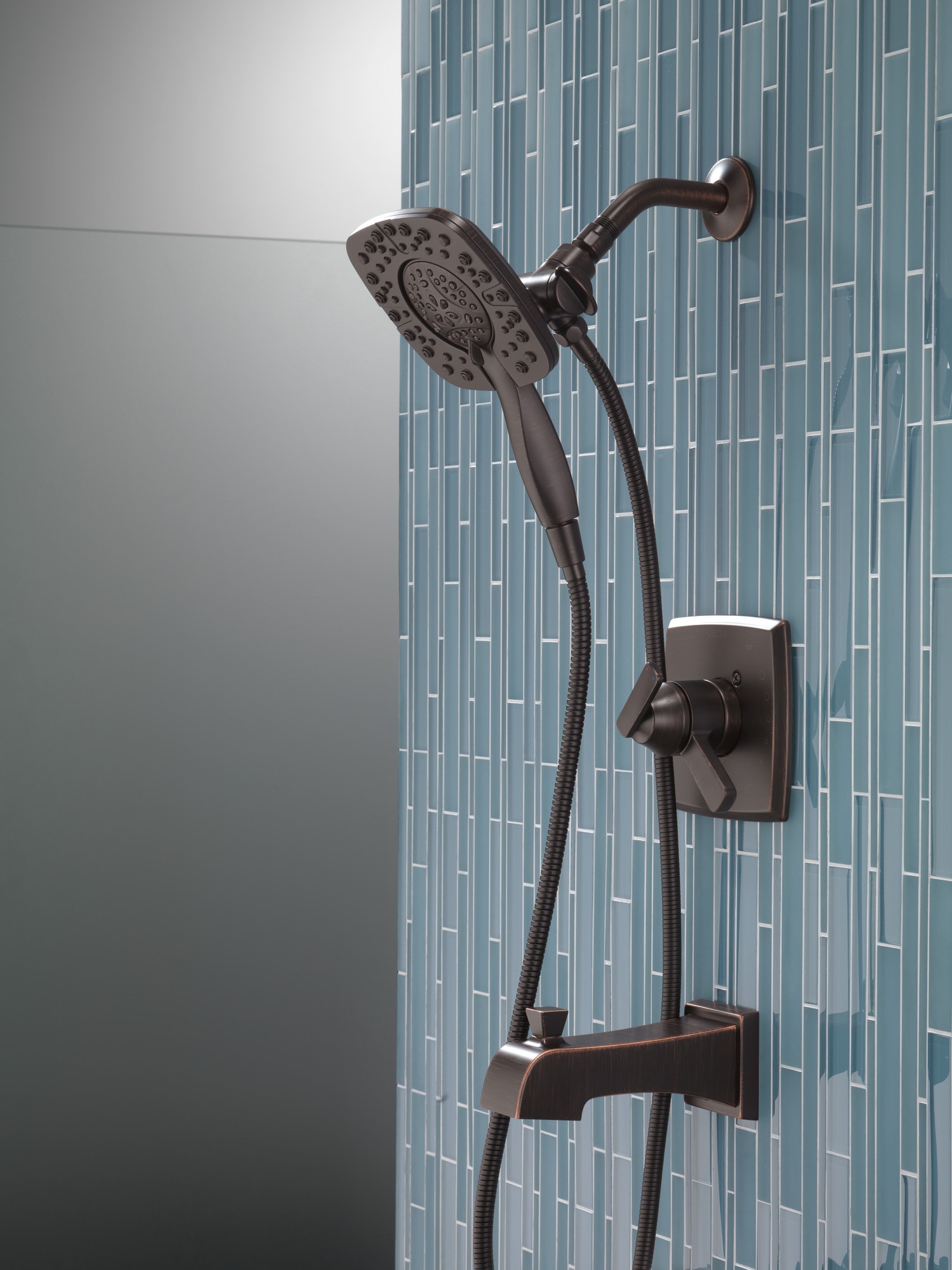Grifo de bañera y ducha redondo de 5.5 pulgadas con 2 manijas y funciones múltiples en bronce veneciano Delta Ashlyn con válvula T17464-RB-I