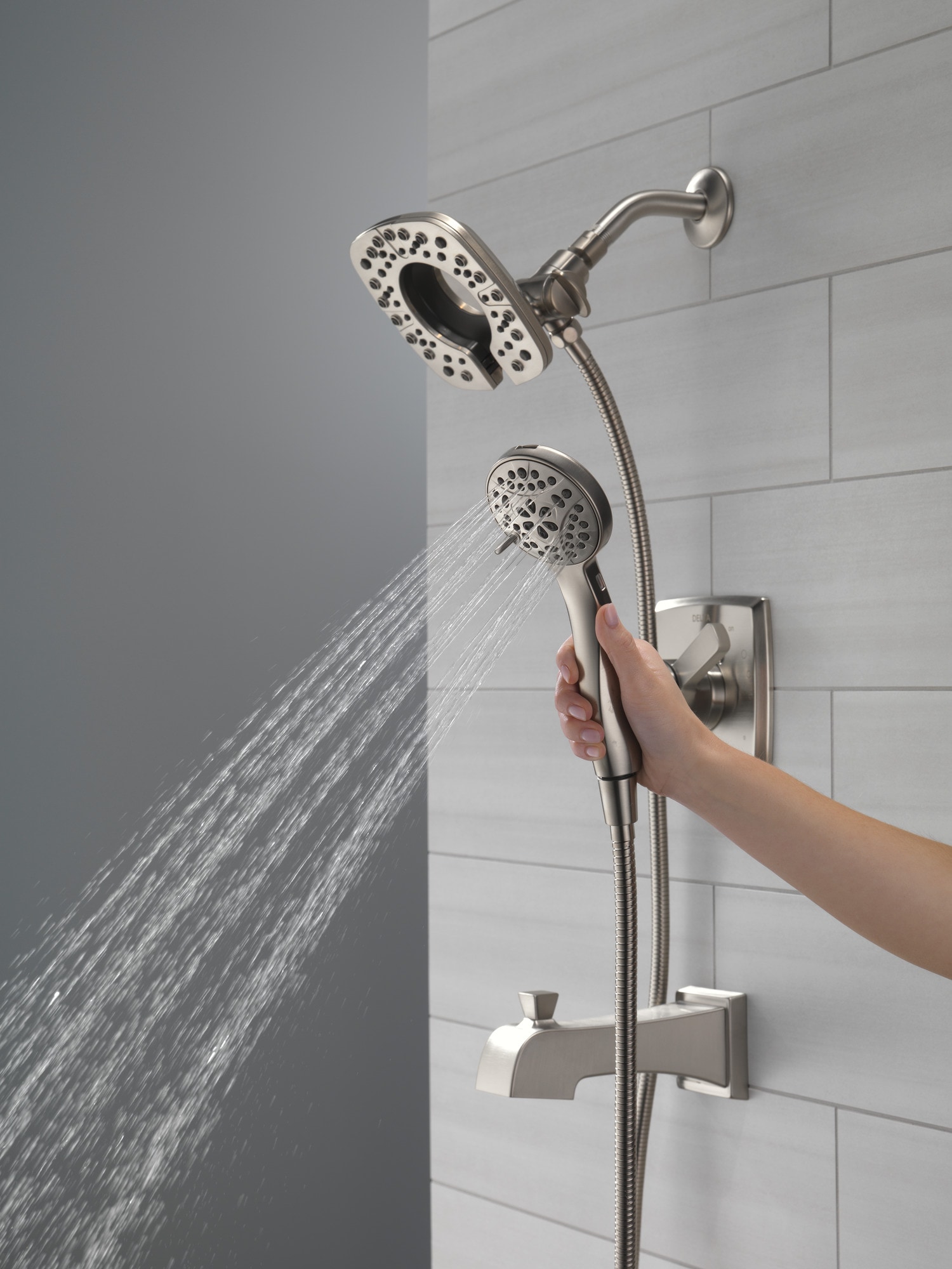 Grifo de bañera y regadera redondo de acero inoxidable con 2 manijas y múltiples funciones Delta Ashlyn de 5.5 pulgadas - SS-I T17464-SS-I