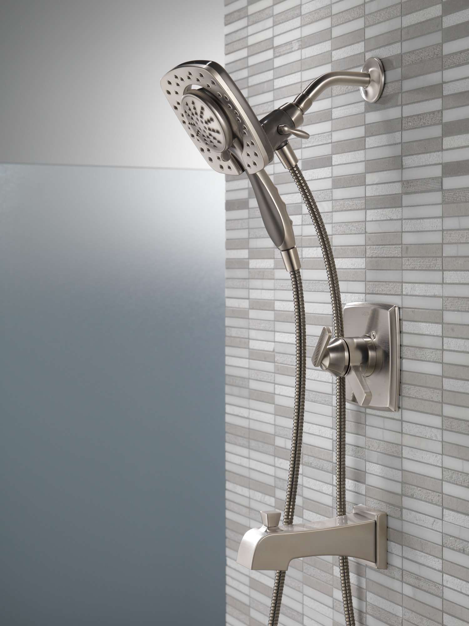 Grifo de bañera y regadera redondo de acero inoxidable con 2 manijas y múltiples funciones Delta Ashlyn de 5.5 pulgadas - SS-I T17464-SS-I